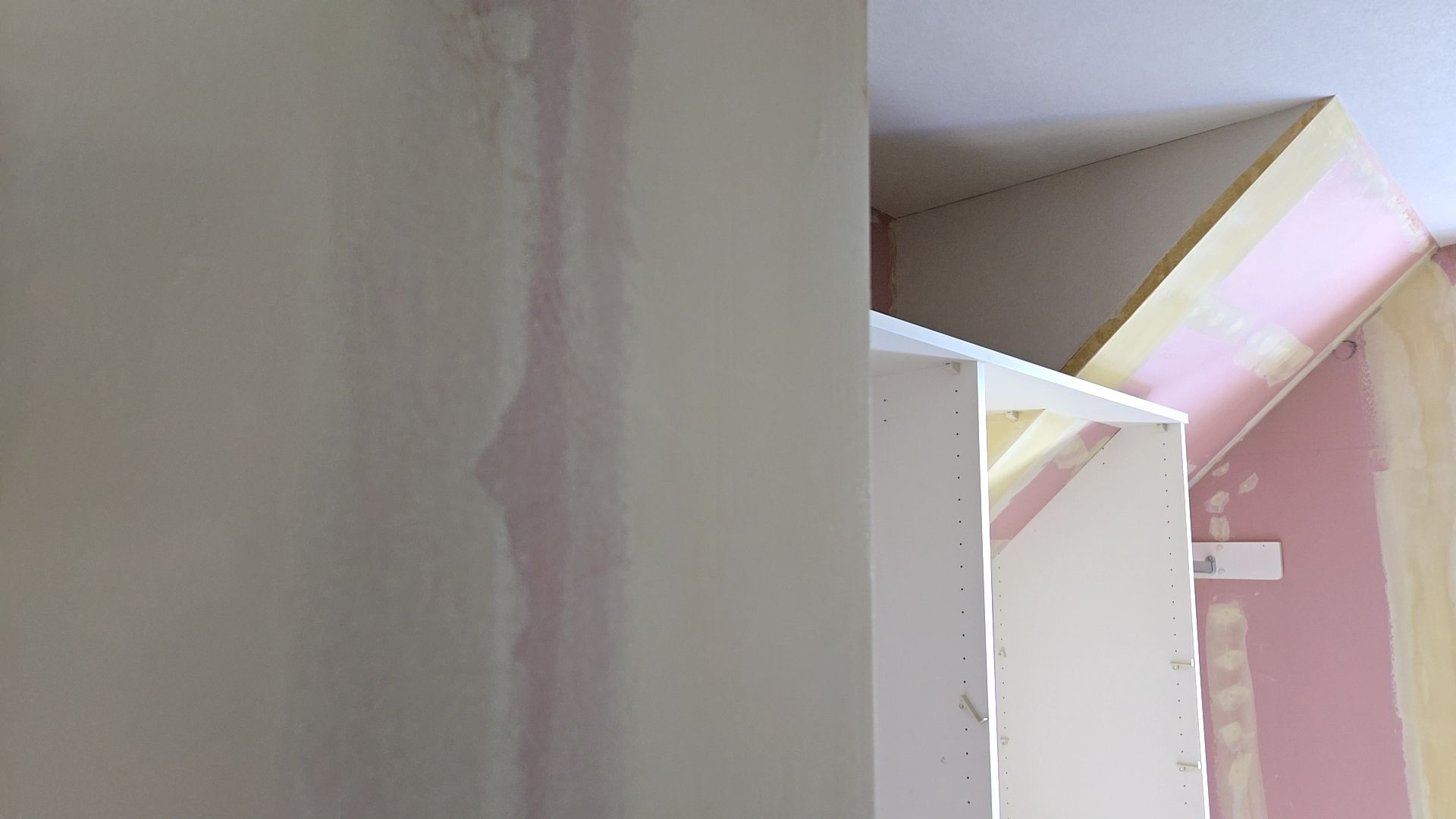 内装業者によるクロス貼り工事も引き続き進められています。