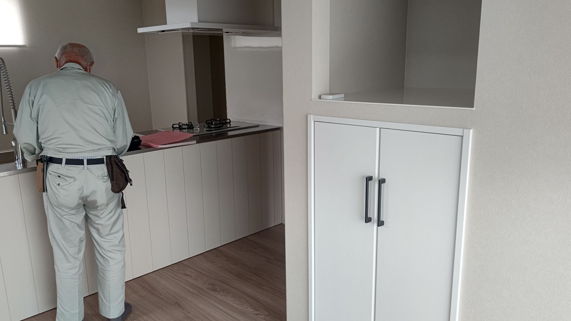 建築住宅センターによる完了検査が行われている様子です。