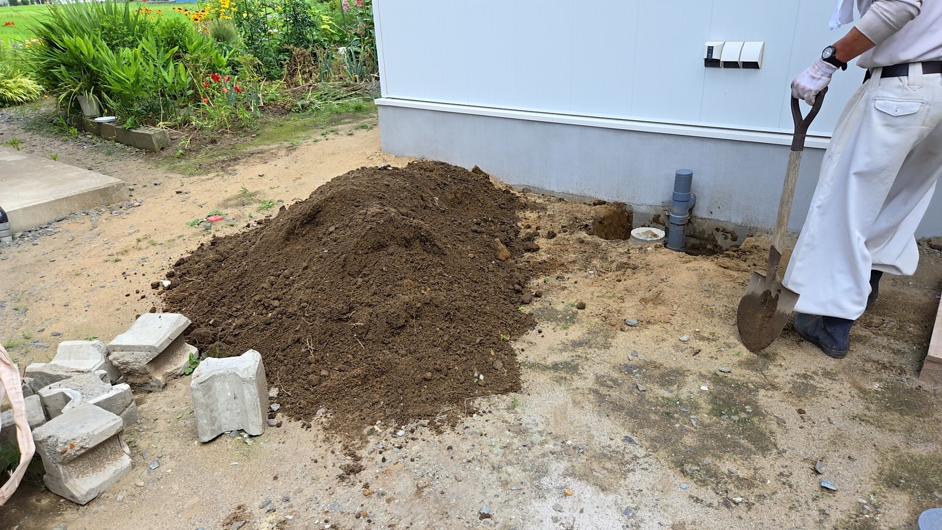 室外機設置場所の土間コンクリートの底盤を作っている様子です。