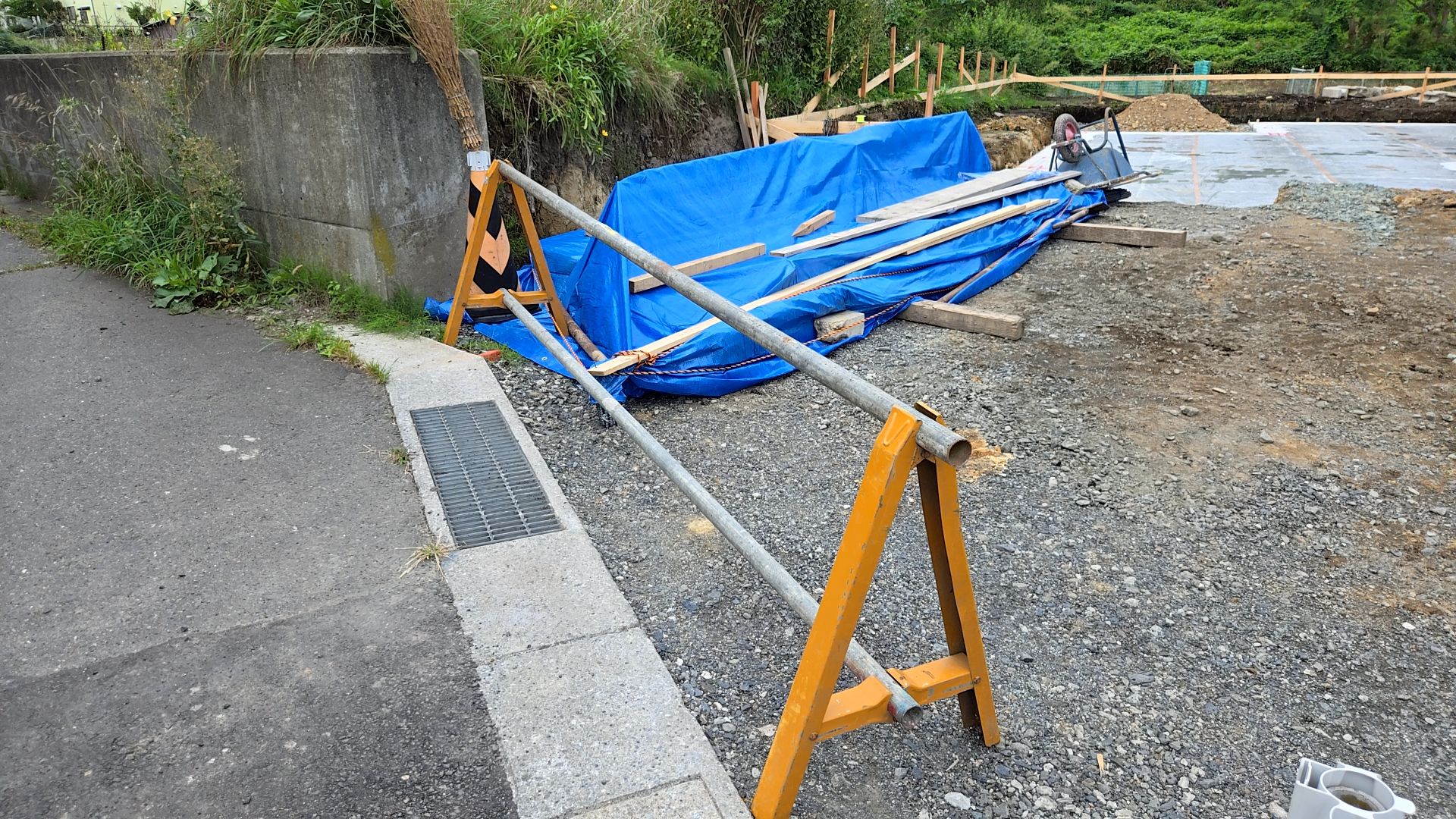 鉄筋が搬入された様子です。