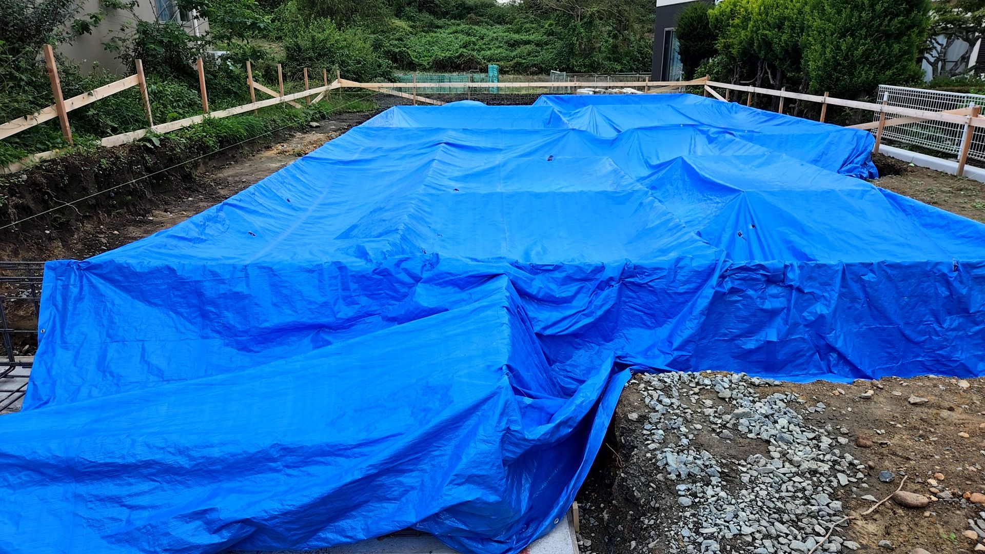 シートをかぶせ、養生しております。
