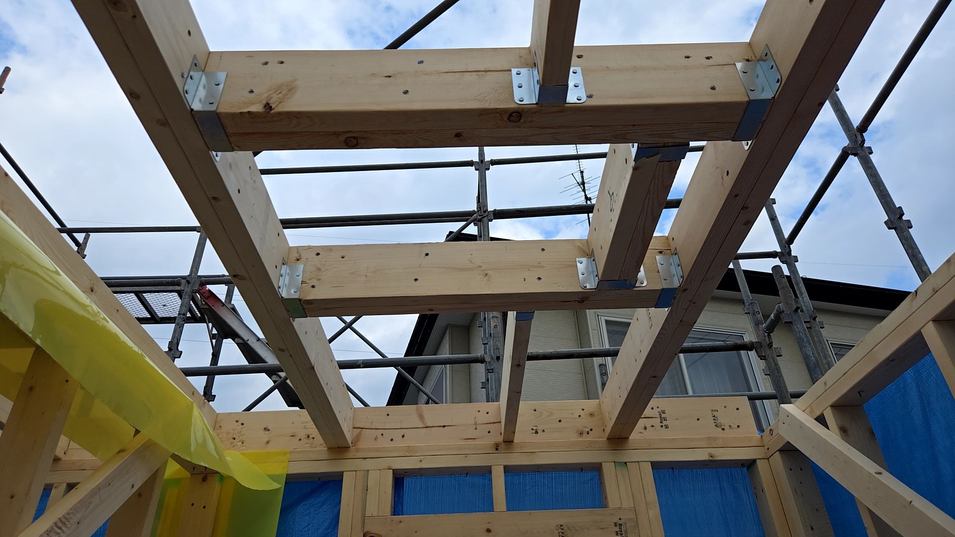 天井根太組の様子です。高所なのでヘルメットを着用し、ケガや事故のないよう作業を進めています。