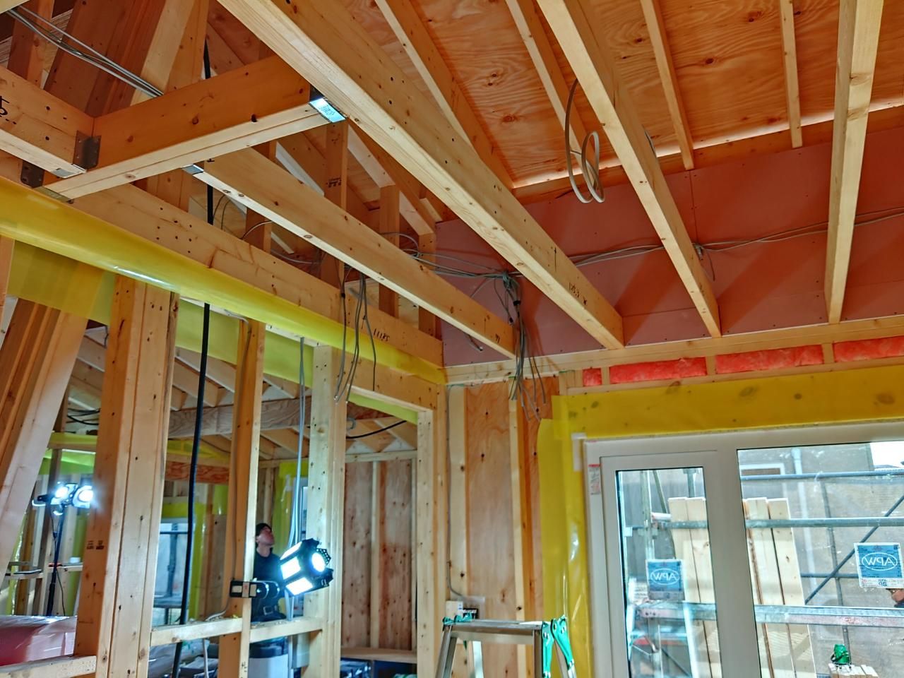 建築による内部造作工事の様子です。図面を確認し間違いのないよう施工をしております。