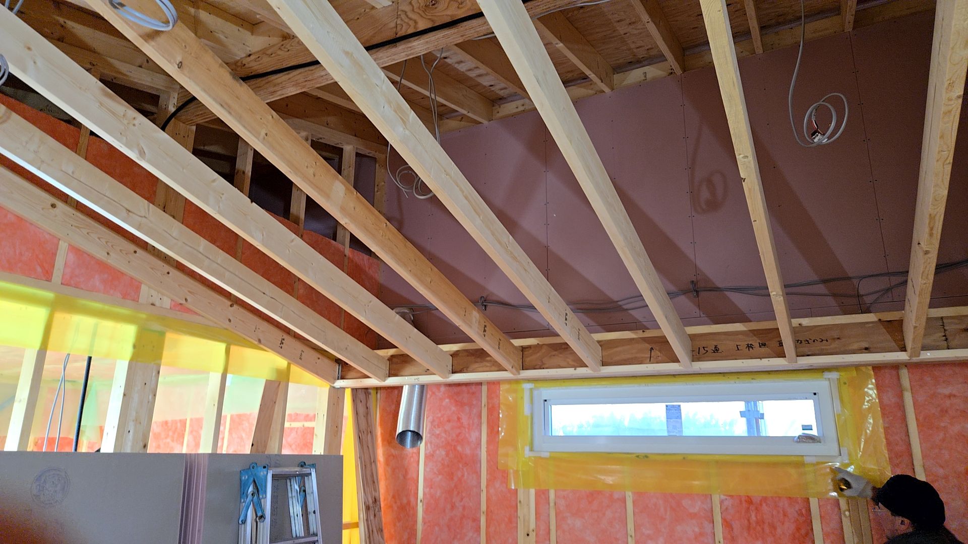 現場での打ち合わせを行いながら丁寧に下地の造作工事が進められております。