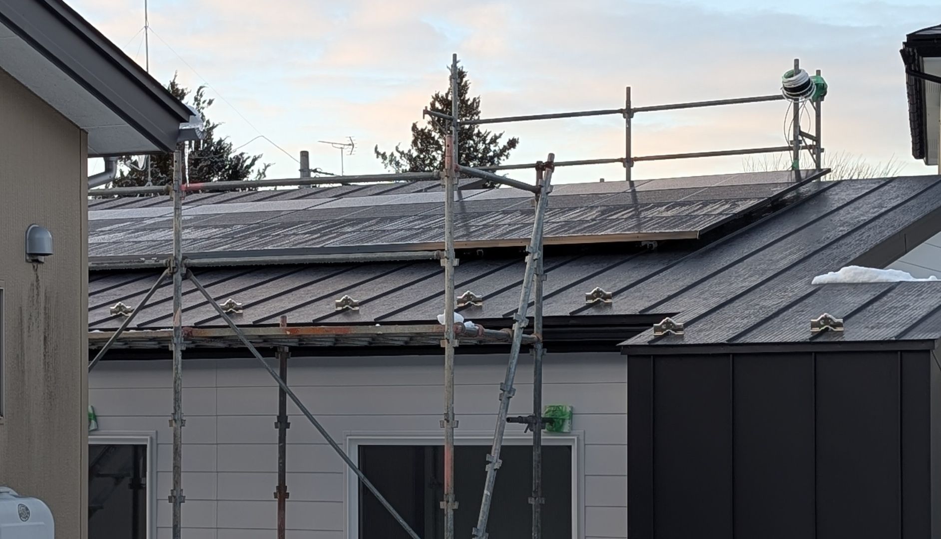 太陽光パネルが設置された様子です。屋根に傷を付けないよう丁寧に施工を行いました。