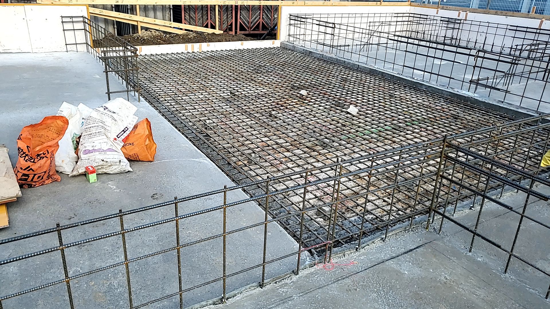 図面を確認しながら、安全に作業を進めております。