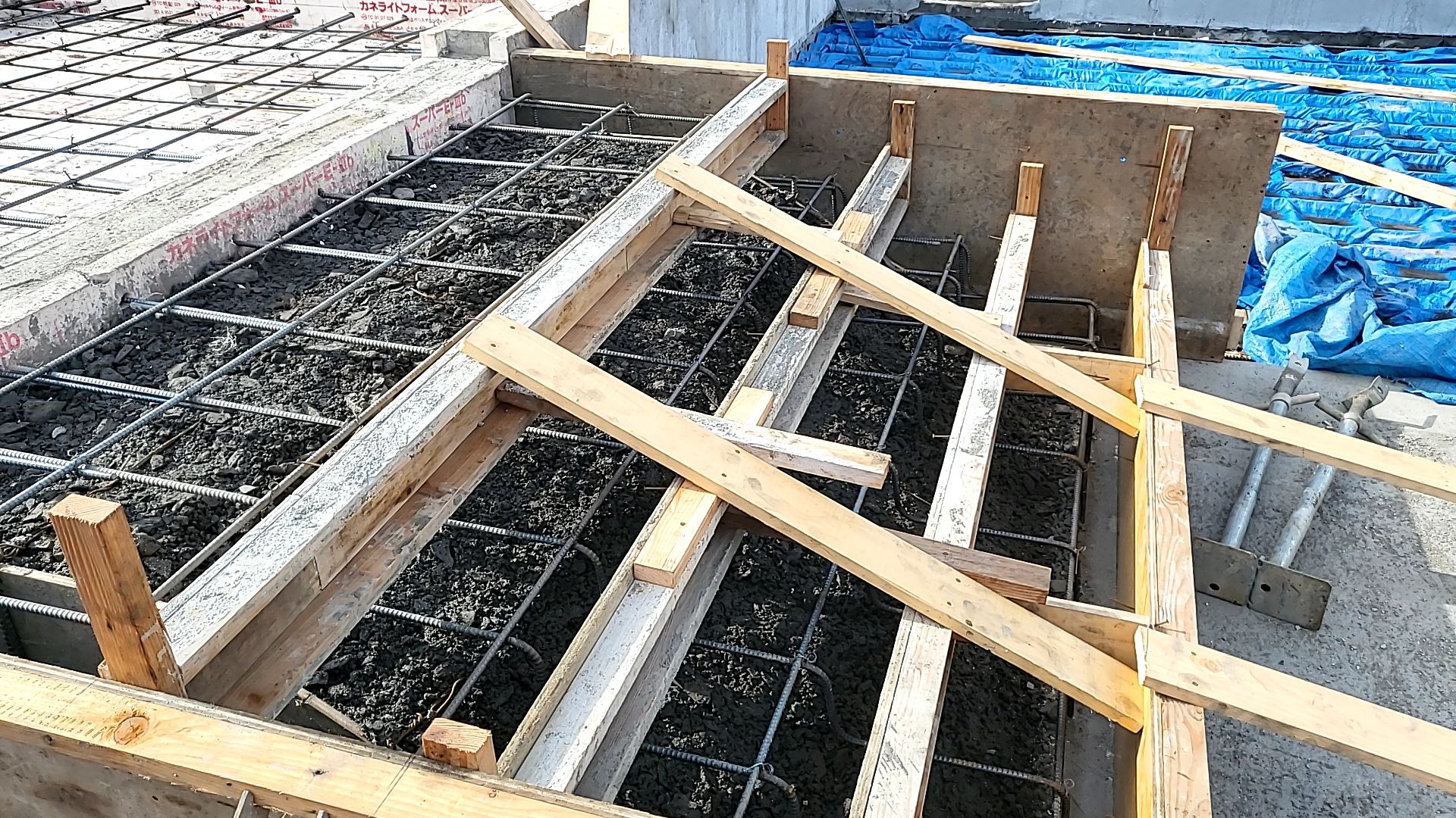 バイブレーターをかけ、コンクリートがいきわたる様丁寧に施工しております。