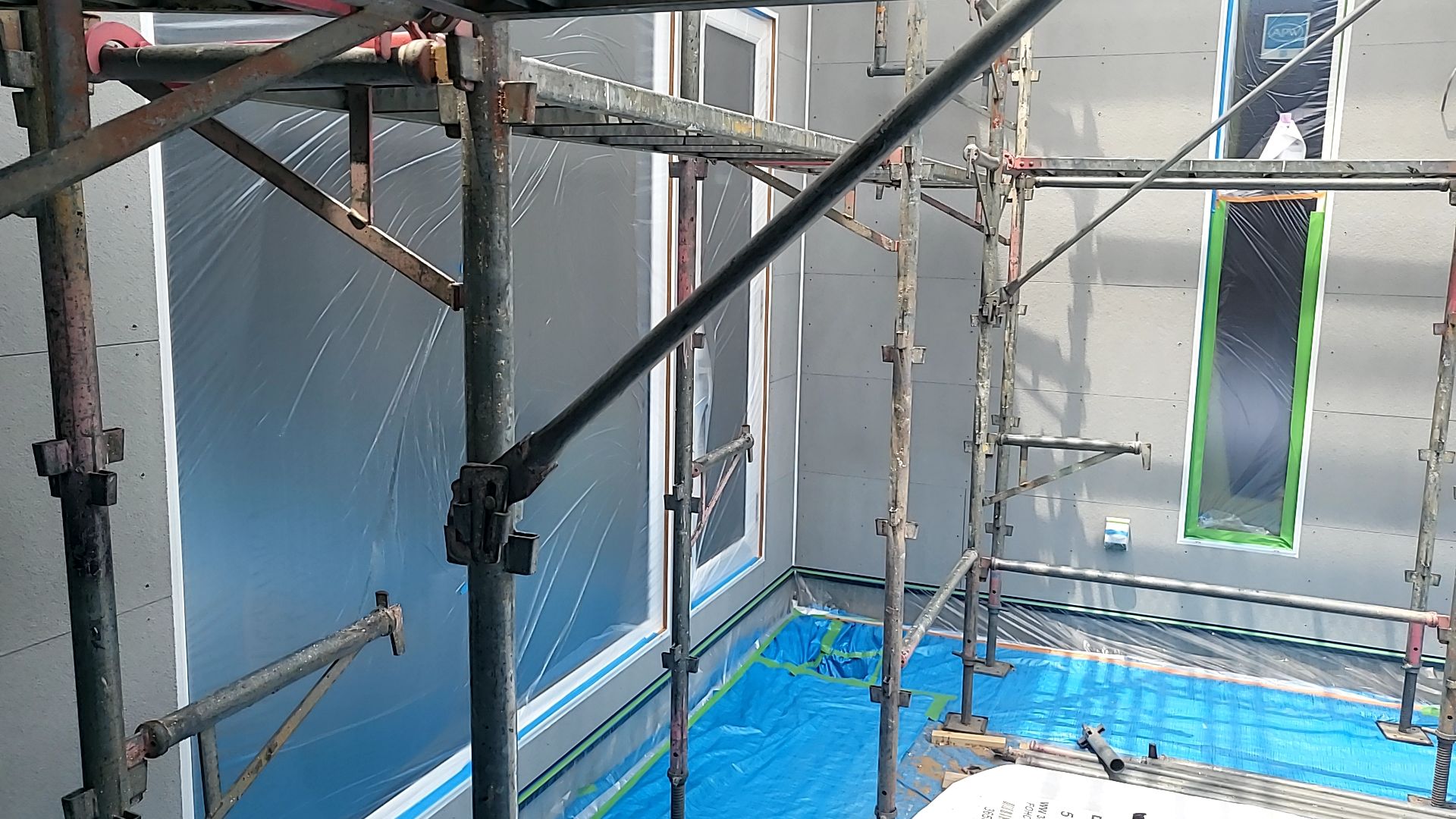 塗装業者による外壁のコーキング工事の様子です。