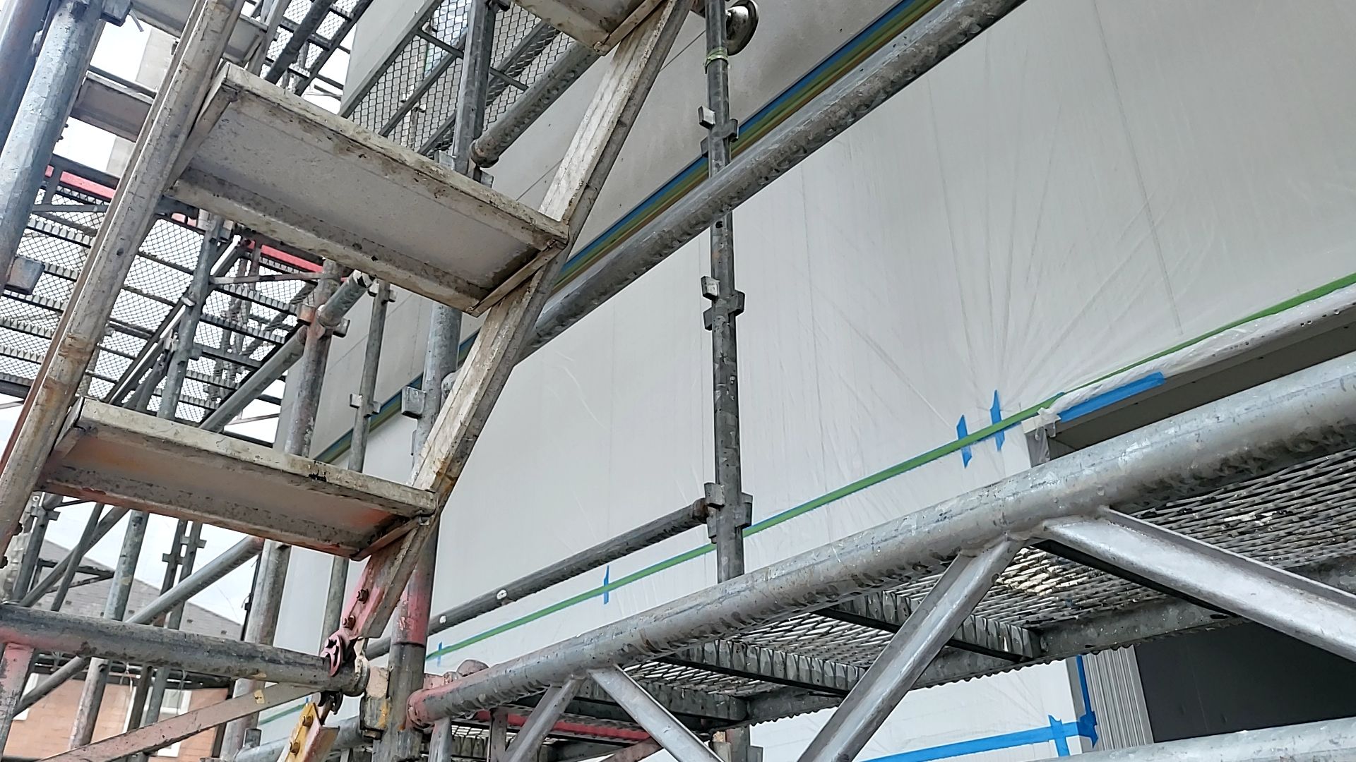 ヨレやねじれの無いよう丁寧に作業を進めております。