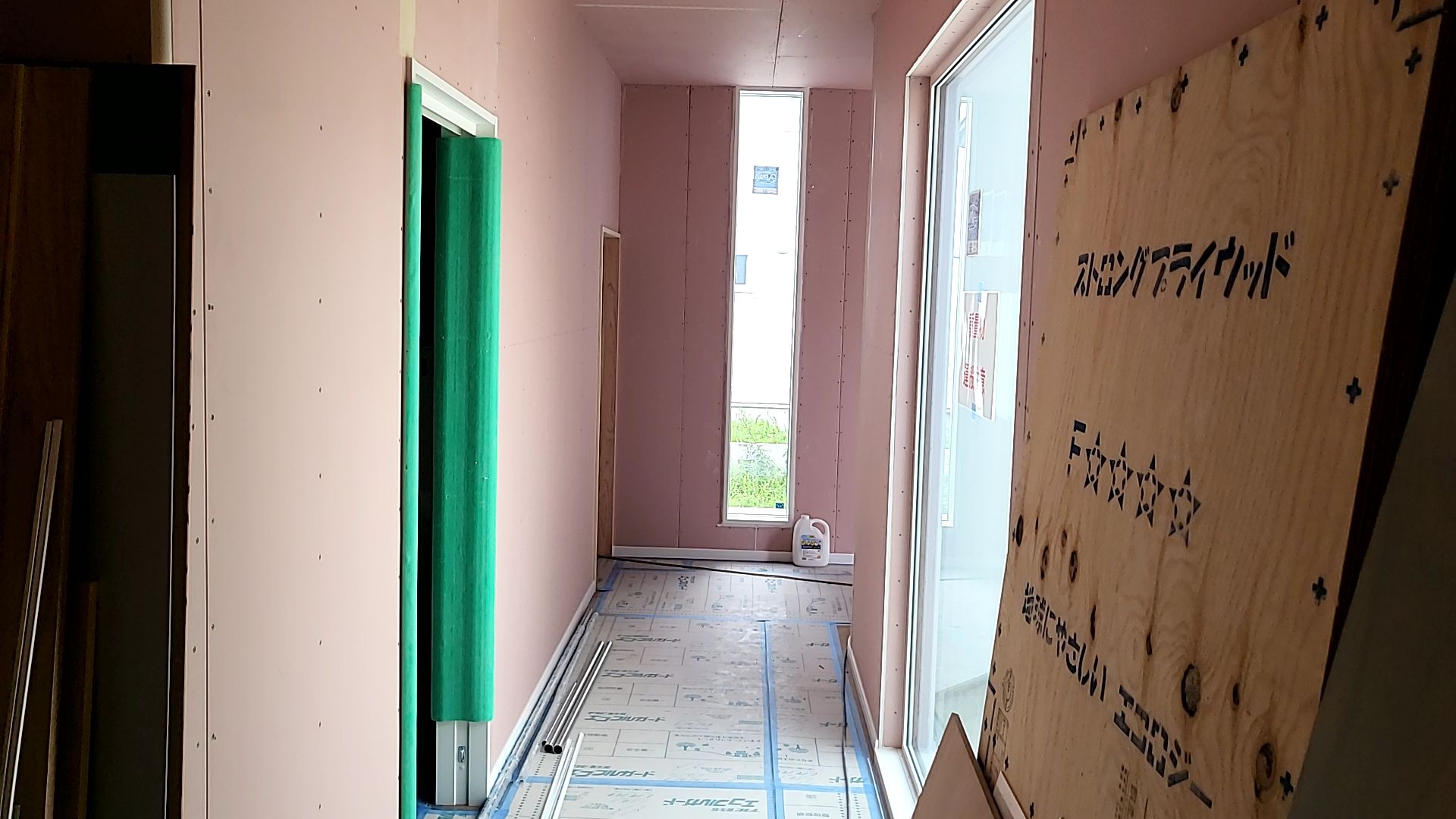 建築による内部造作工事の様子です。