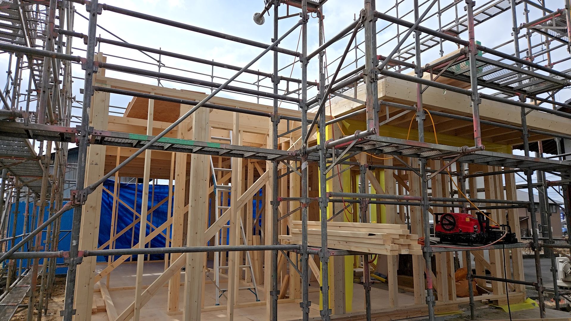 2Fの床組みが行われている様子です。