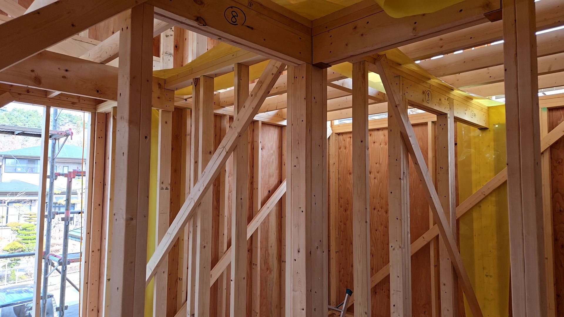 小屋組みが行われた様子です。材料など図面を確認しながら作業を進めていきます。