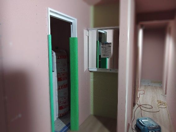 内部造作工事の様子です。枠の取り付けが行われました。