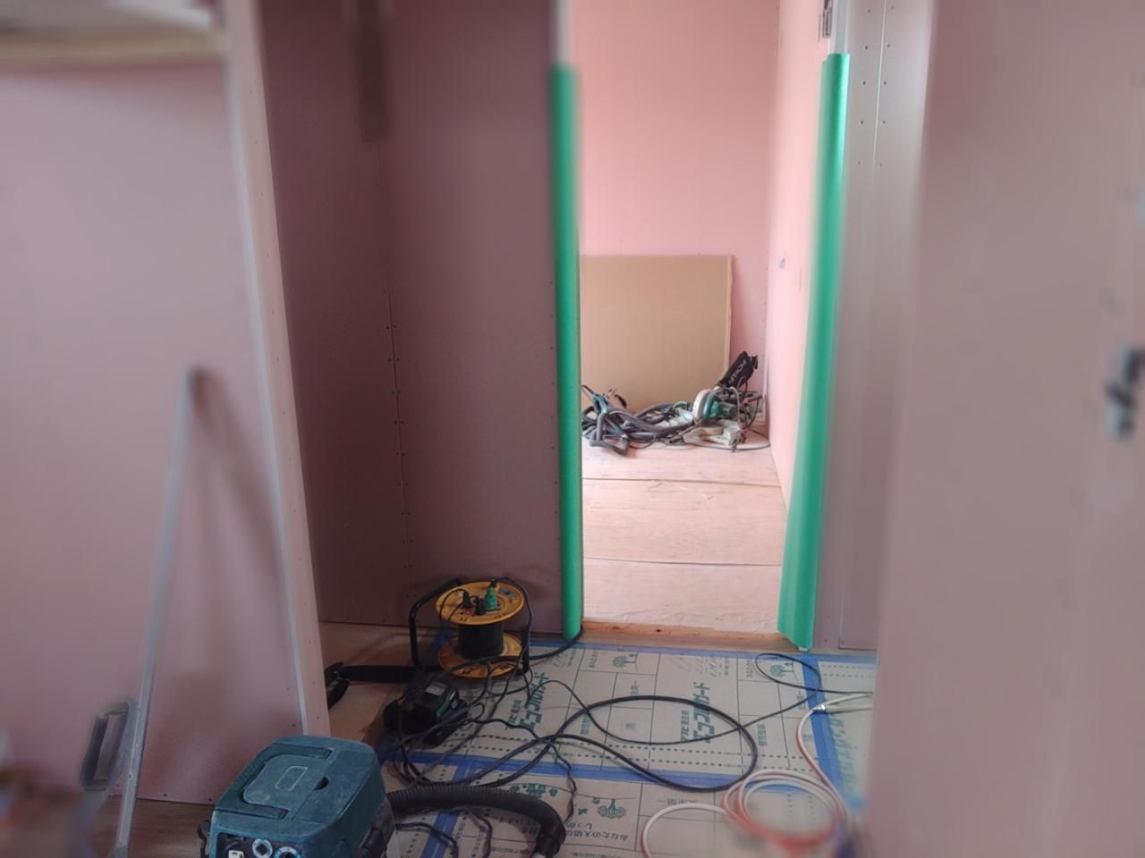 建築による建具枠が取り付けられている様子です。