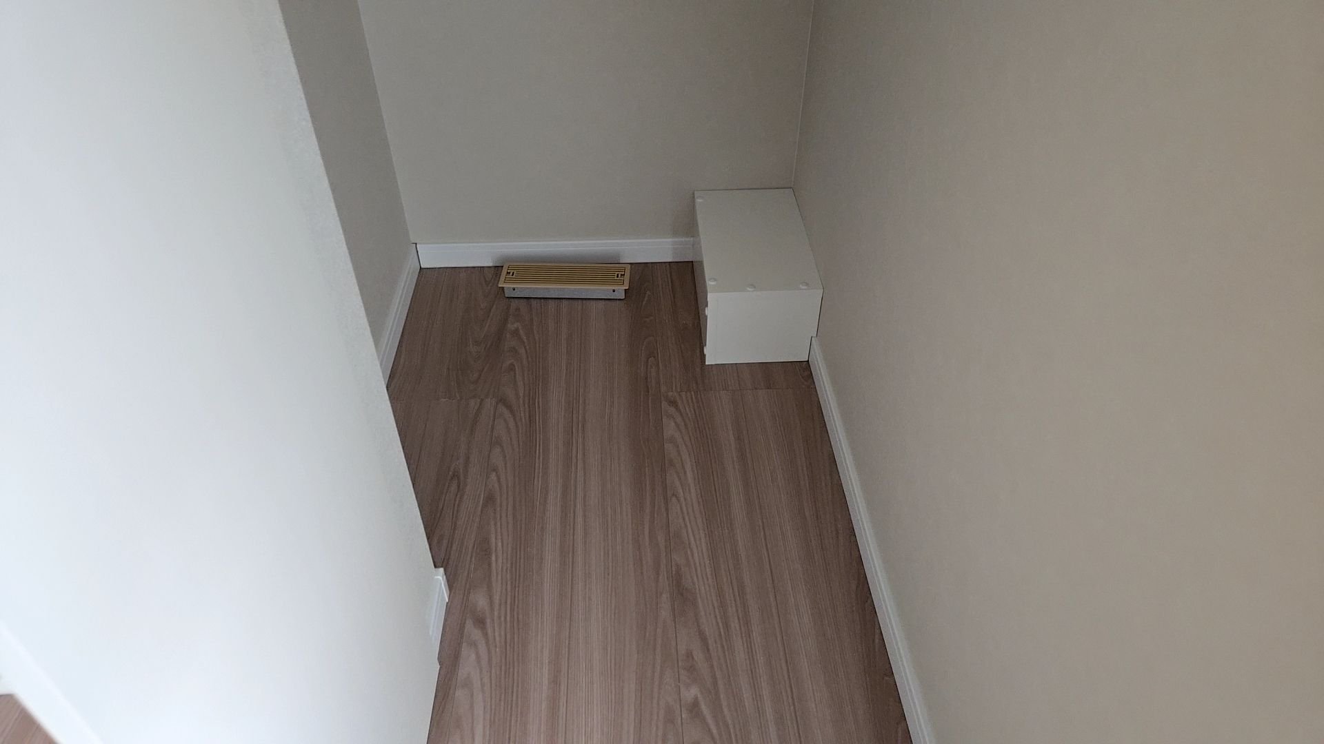 建築による床下のガラリ取り付けが行われている様子です。