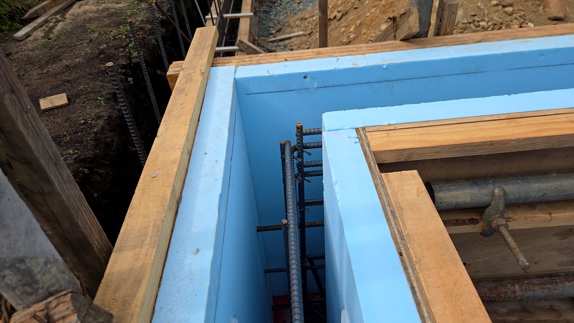 コンクリートの被り厚さがきちんと取れているか確認をしております。枠と鉄筋とのスペースが図面通りなのかも確認をしていきます。