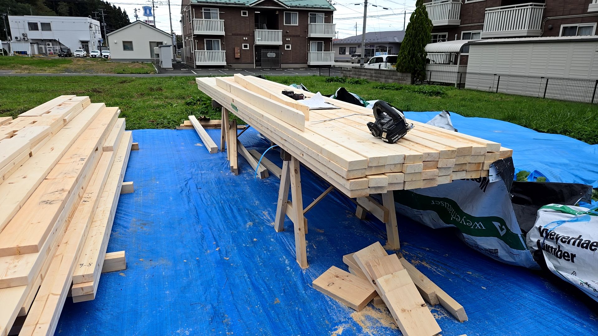 木材の仕様、釘、金物など種類を確認し作業を行っております。