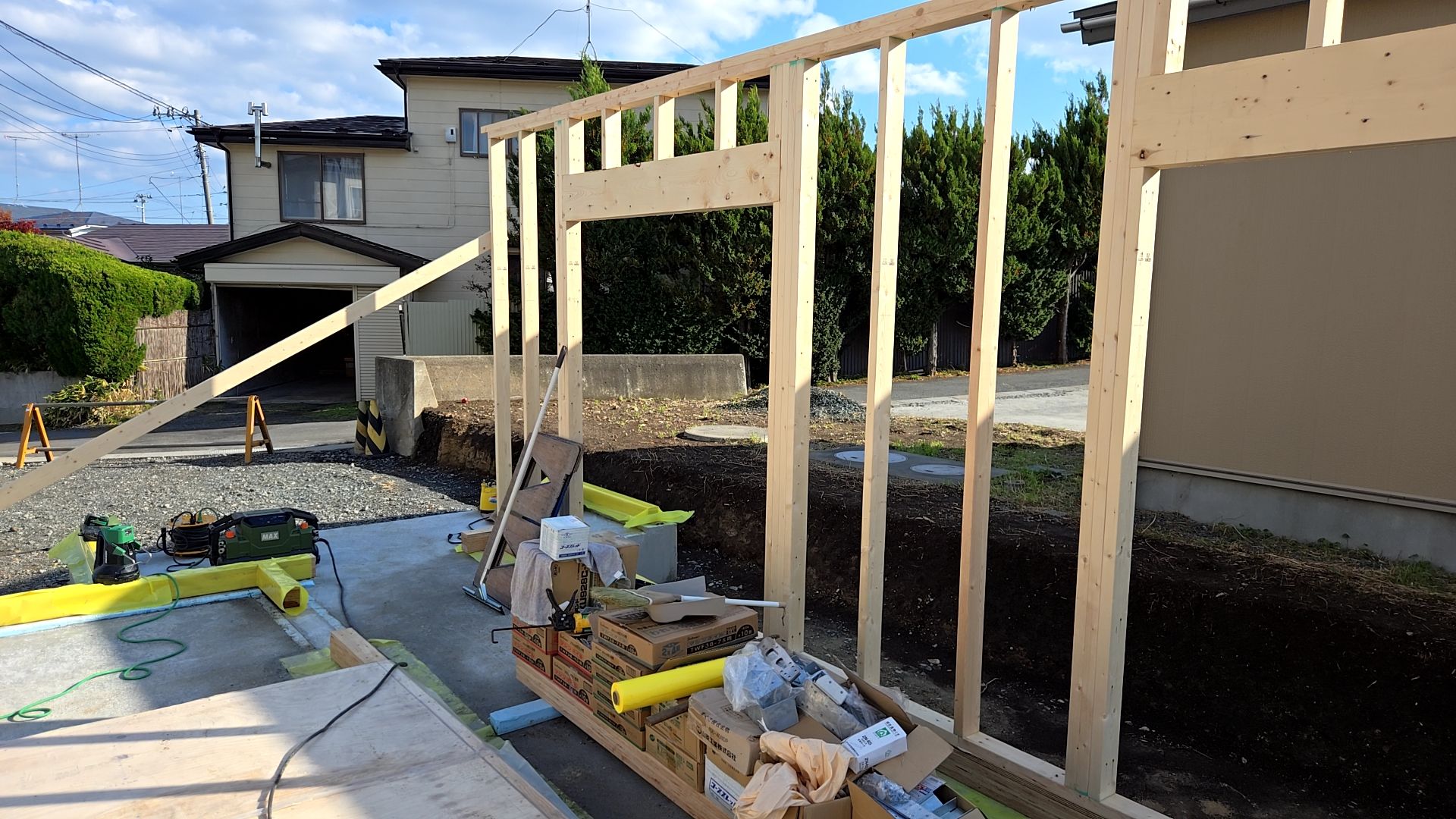 開口部・梁の位置など図面を作確認しながら、間違いのないよう作業が進められました。