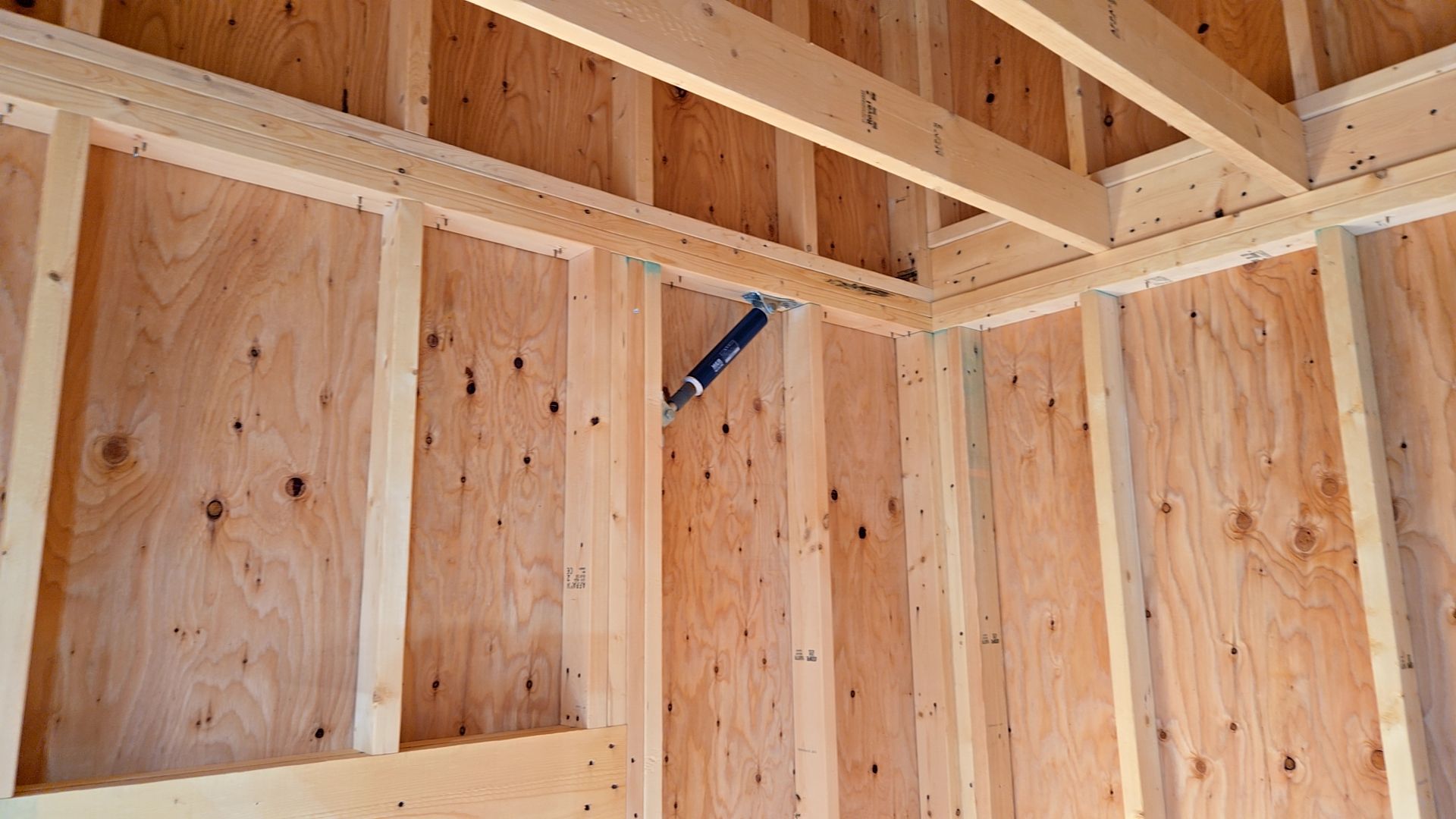 制振ダンパーの取り付けが行われました。図面・仕様を確認し、取り付ける方向に間違いのないよう注意し取り付けが行われました。