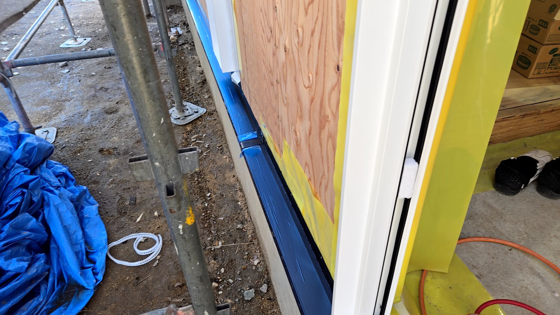 外部の水切金物の施工が行われている様子です。