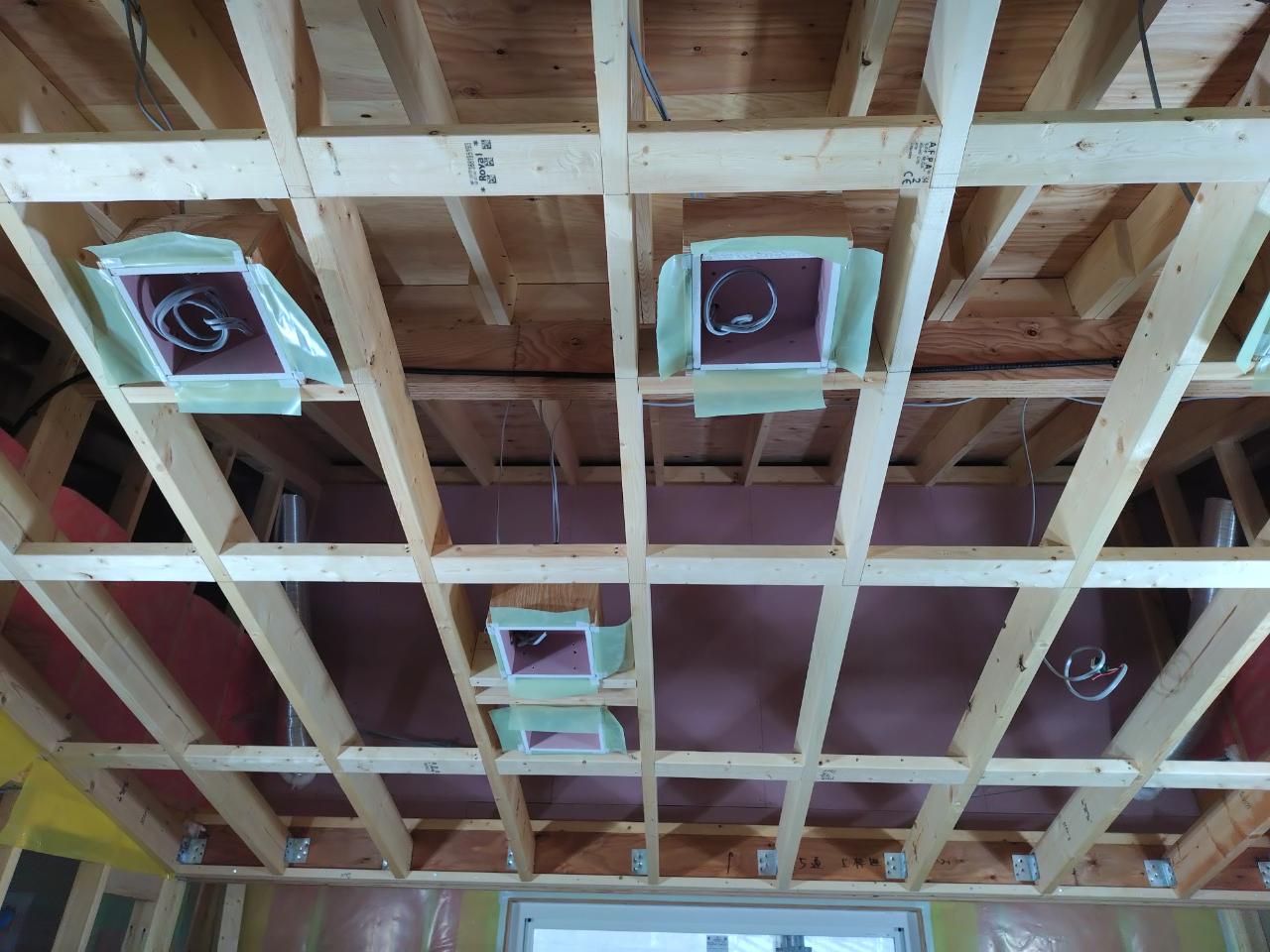 ダウンライトが施工される部分の防湿気密処理が行われております。気密性を連続させるように注意しながら施工していきます。