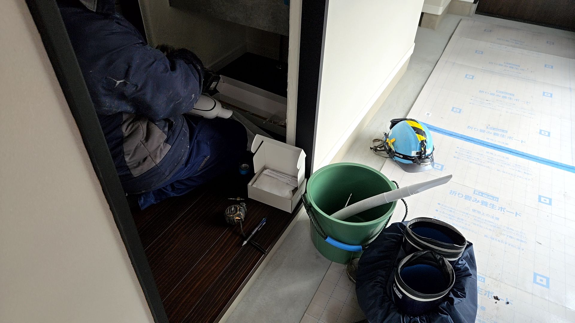 設備業者によるペーパーホルダーの取り付けが行われています。