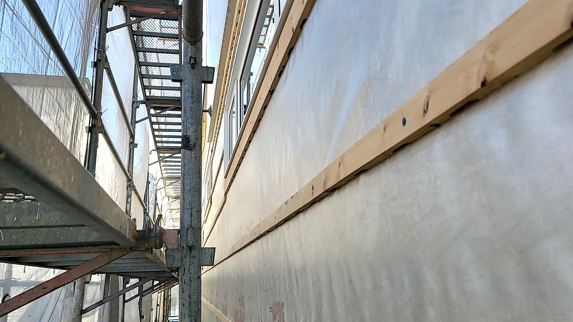 通気胴縁の施工が行われている様子です。