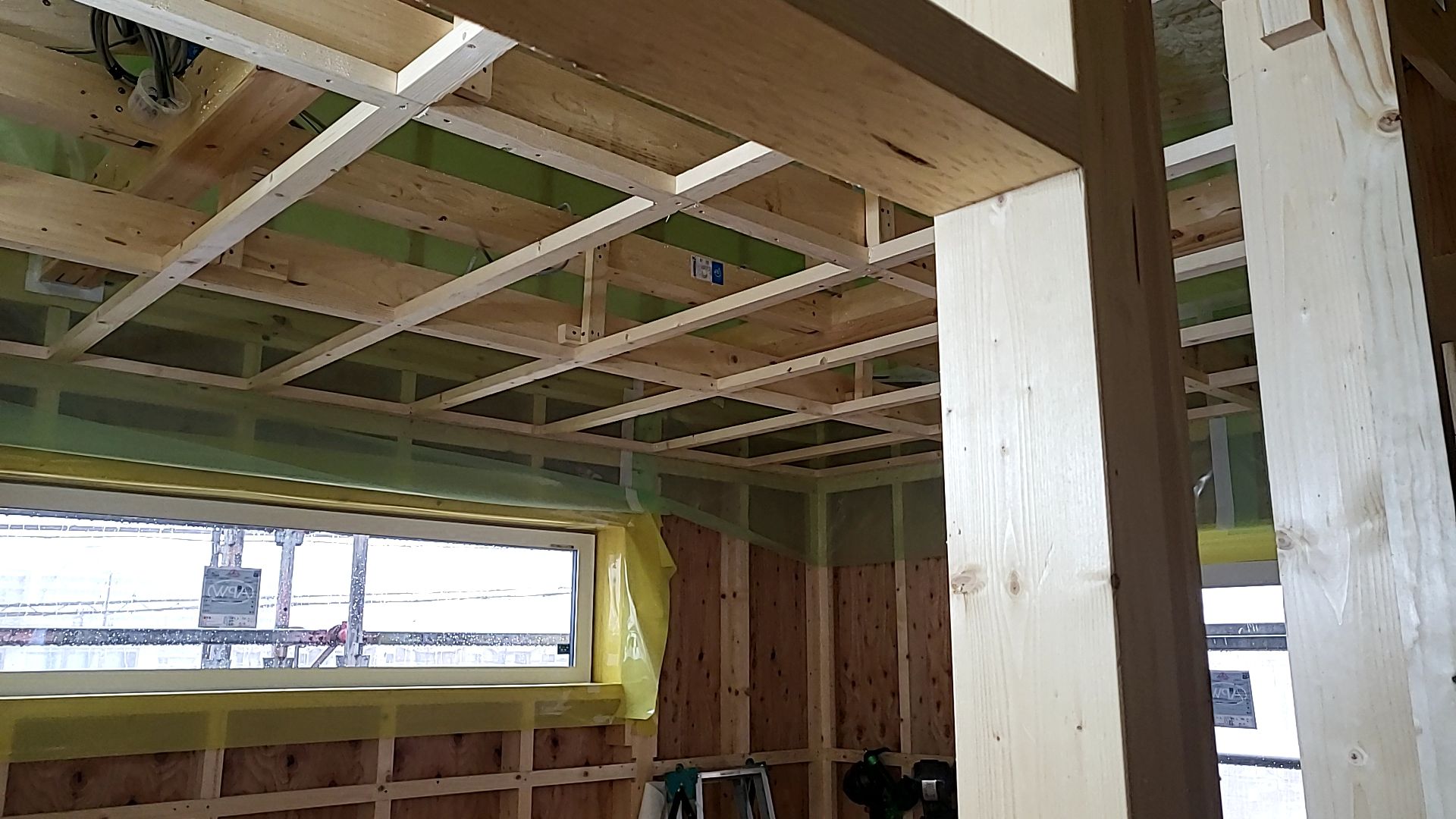 内部下地造作工事の様子です。天井下地組みです。