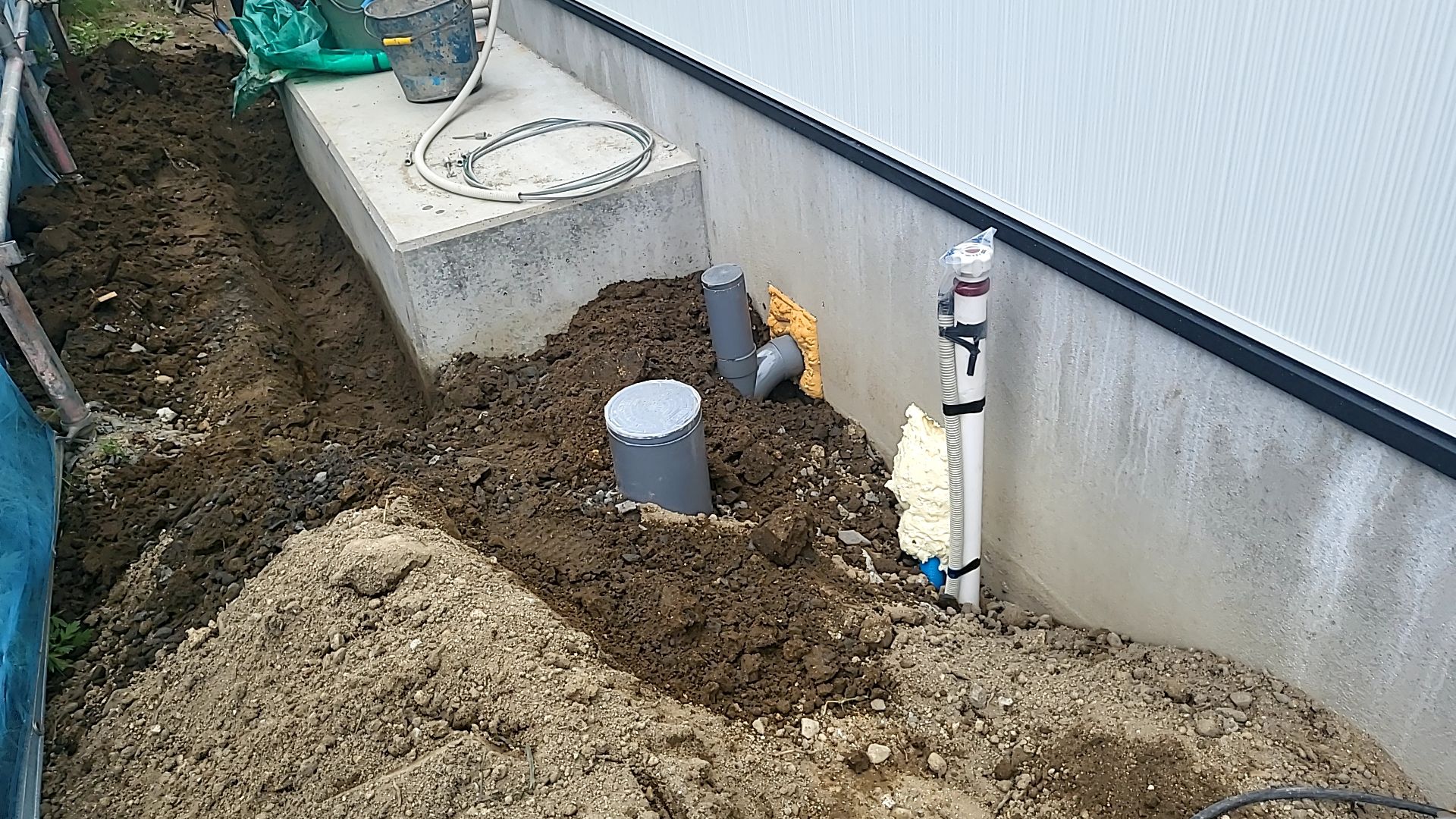 外部配管工事も引き続き行われております。