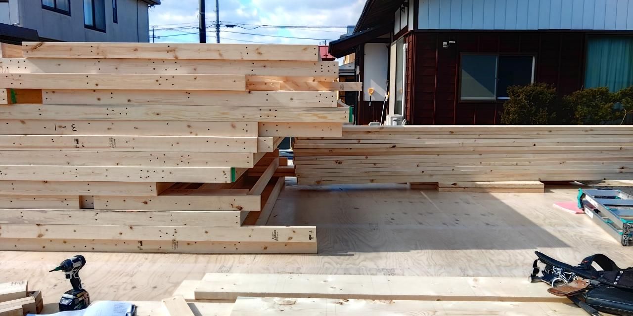 図面を確認し、加工に間違いのないようプレカット作業を進めております。