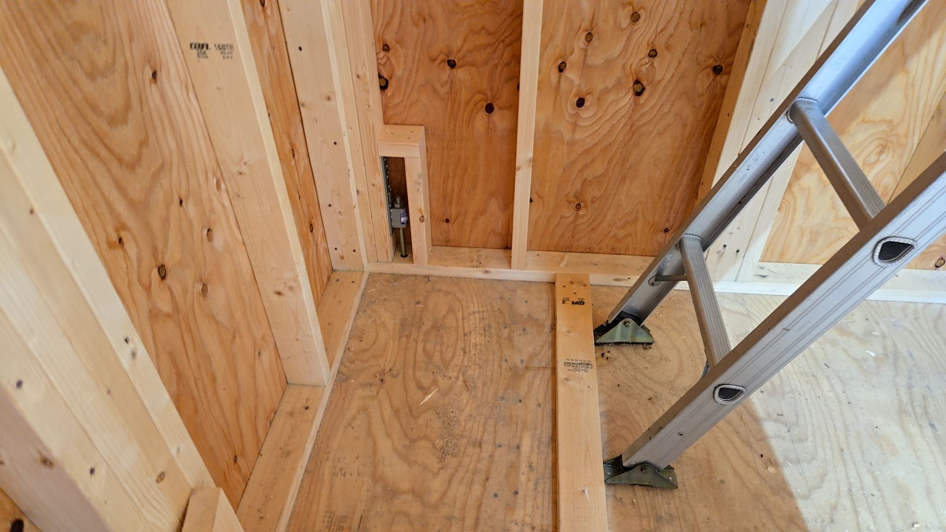 図面・仕様を確認し、間違いのないよう施工が進められております。