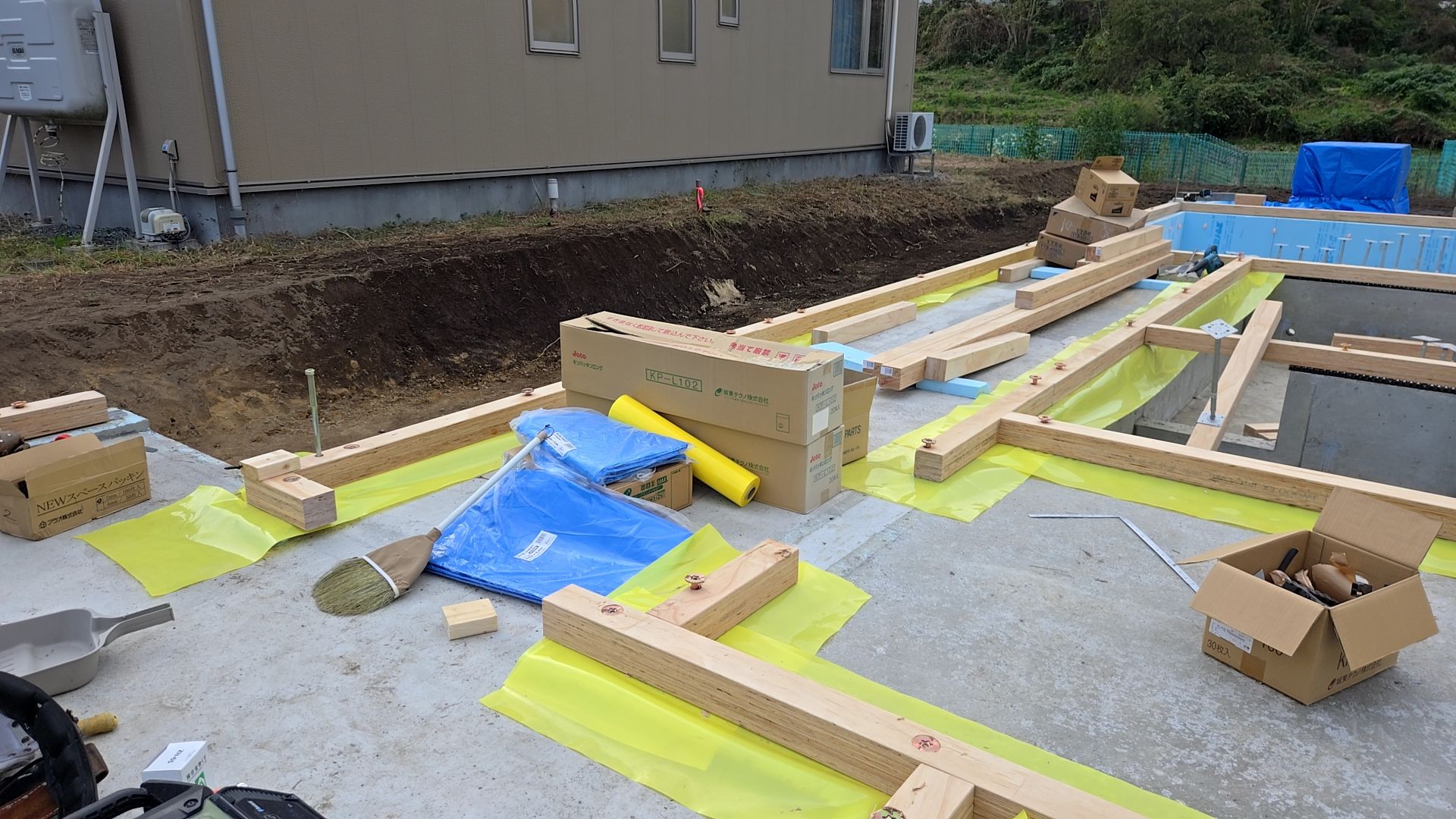 黄色く見えるのは先張りシートといって、土台に直接コンクリートの湿気がいかないようにするためのものです。