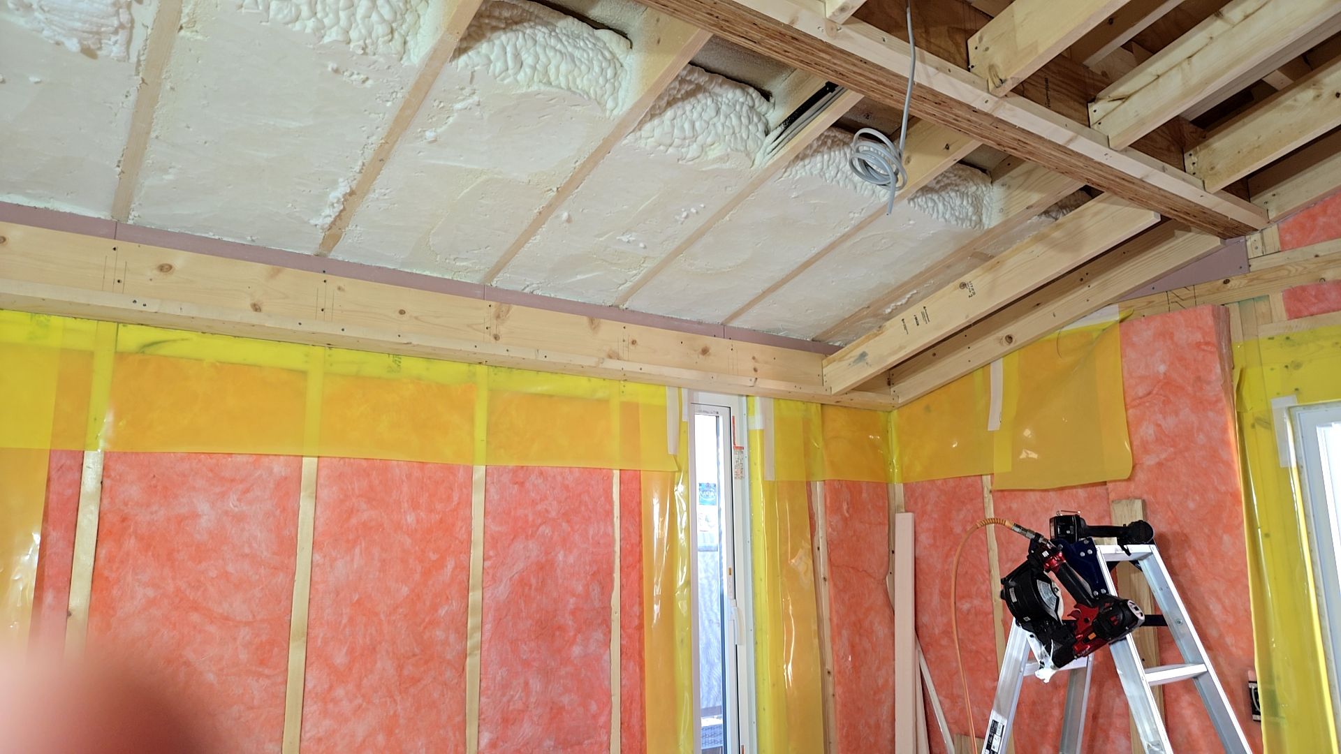 引き続き建築による断熱材の充填工事が進められております。