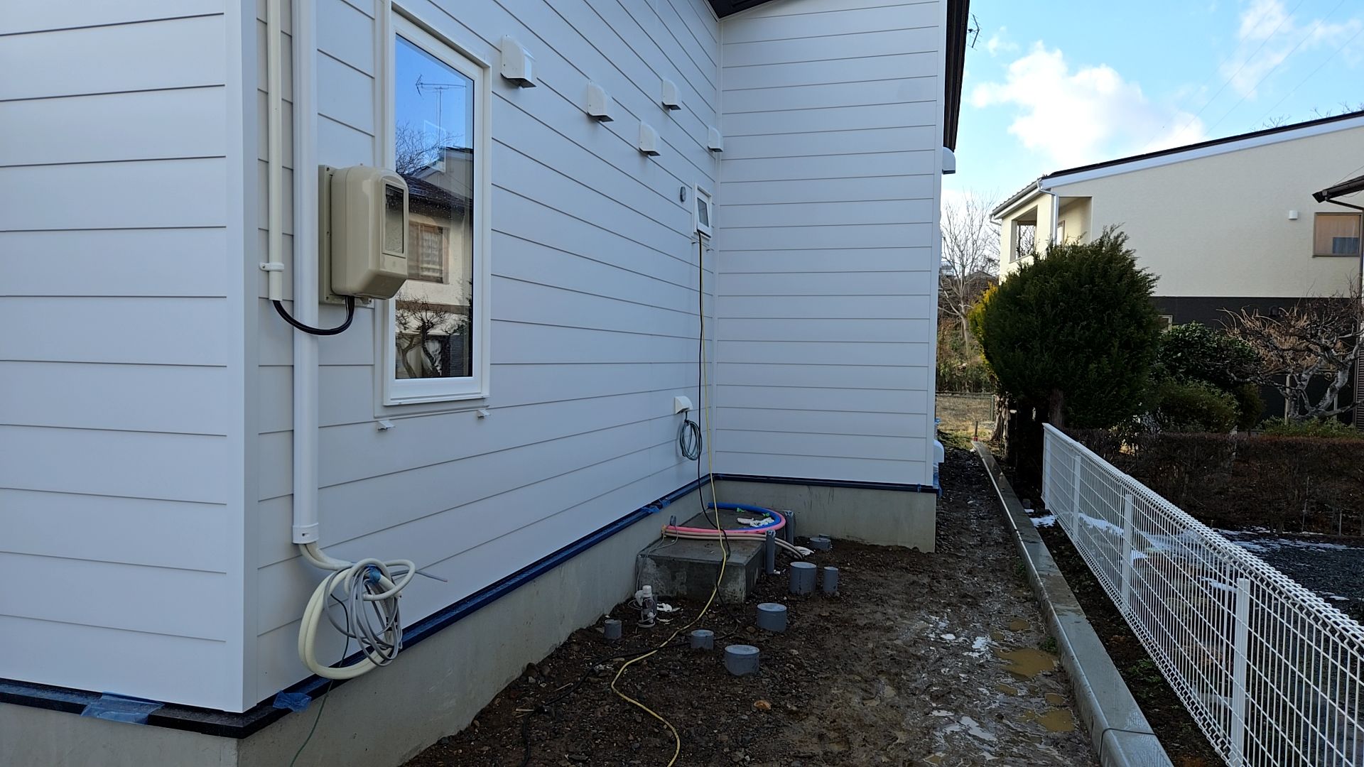 足場業者による足場の解体が行われました。外壁にキズを付けないよう丁寧に作業が進められました。