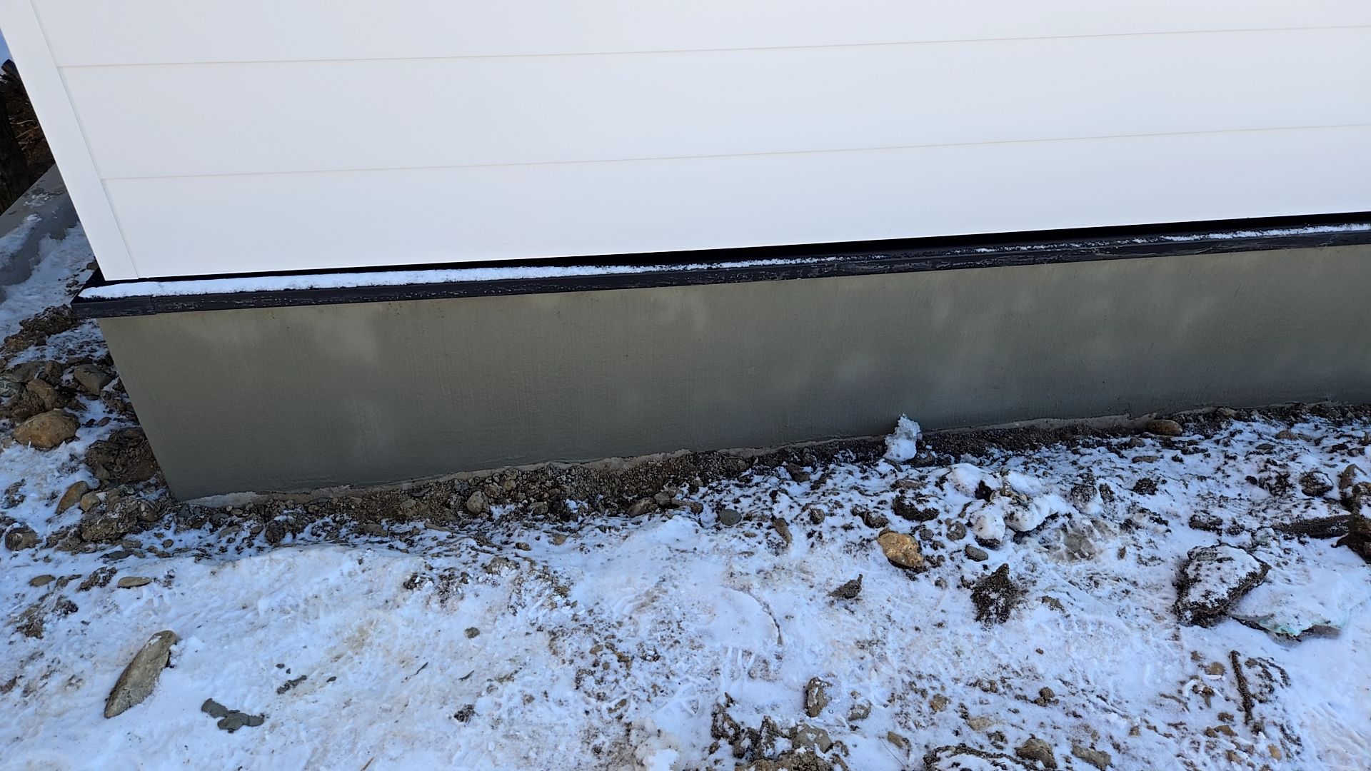 不陸が出ないようできるだけ平滑に、丁寧にモルタルを塗っていきます。