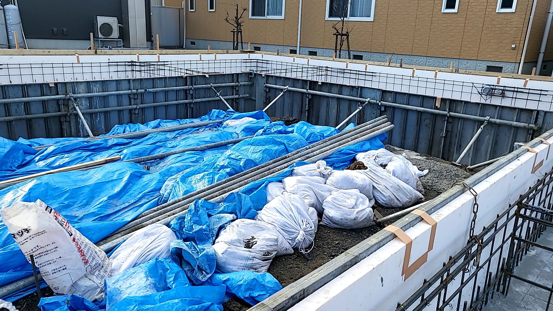 基礎の幅、鉄筋との距離を十分に確認しながら作業しております。