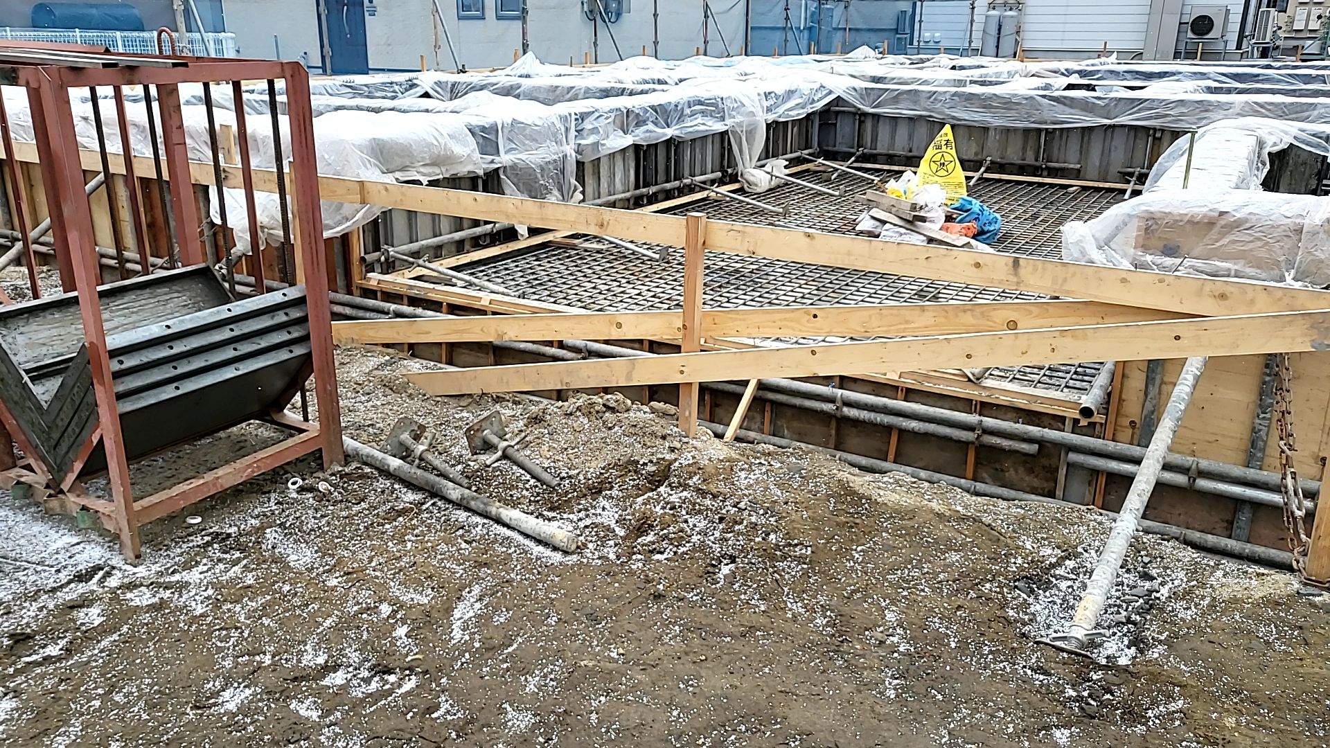 本日のコンクリート打設後の養生の様子です。