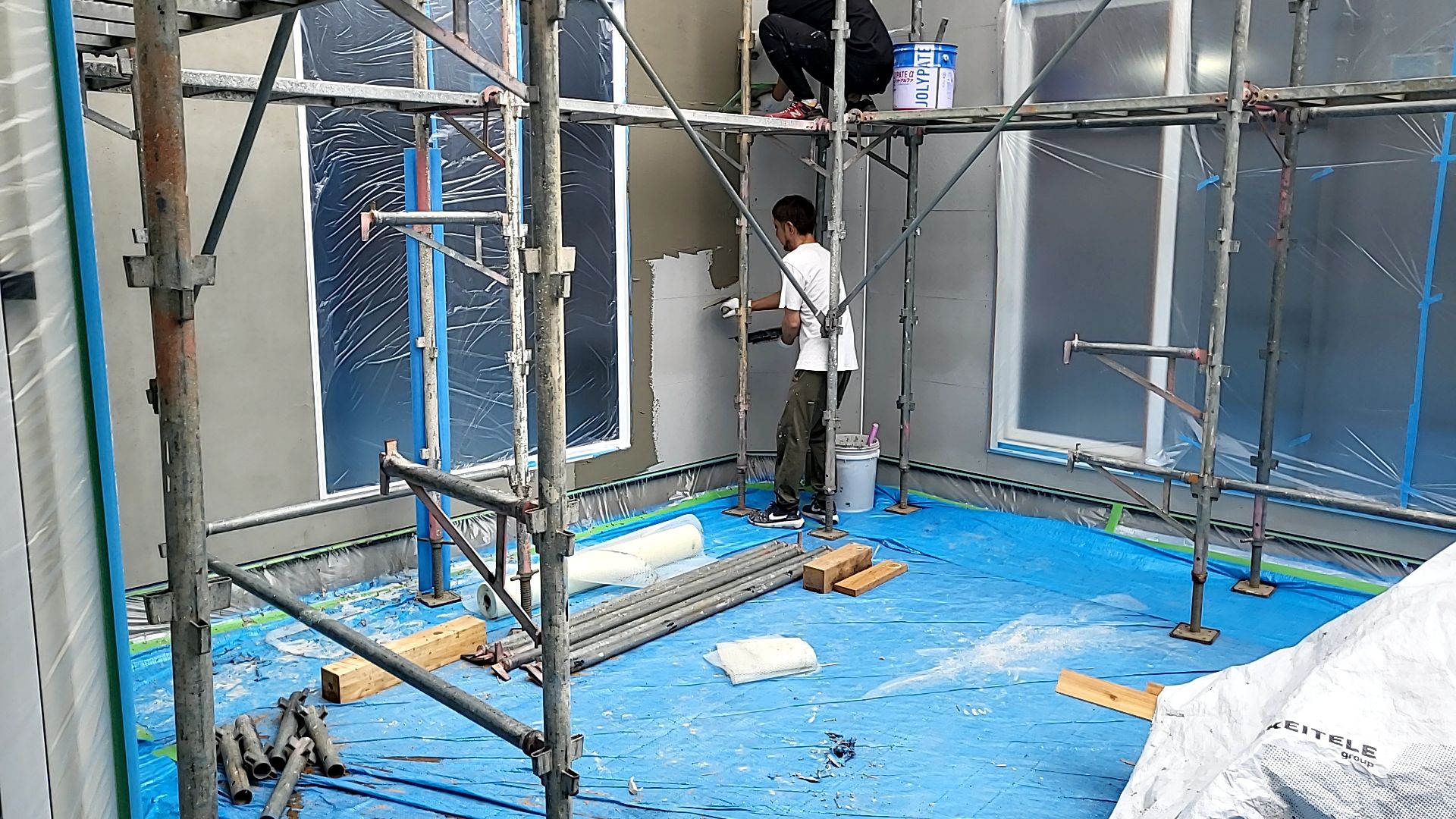 塗装業者による塗り壁部分の下塗りが行われている様子です。塗りムラ、凸凹などが出来ないよう丁寧に塗っていきます。