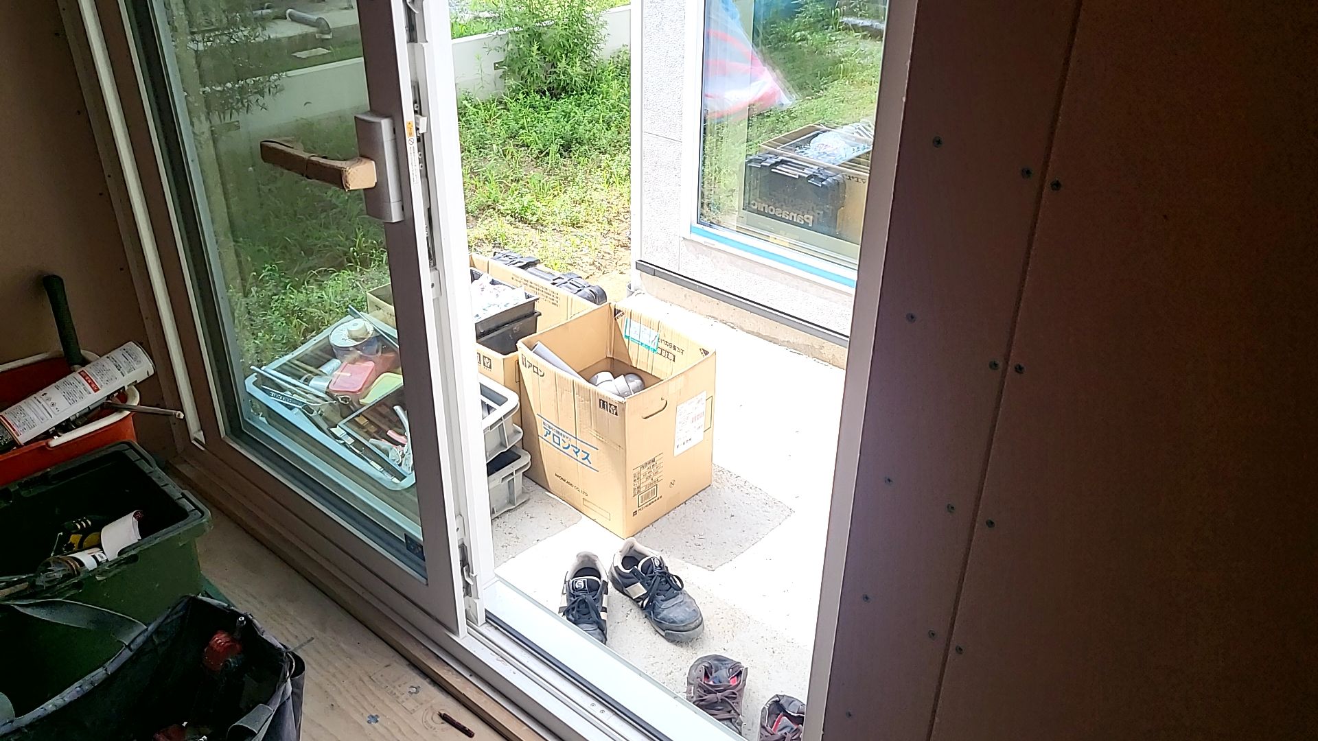 設備業者による床下配管工事が行われております。