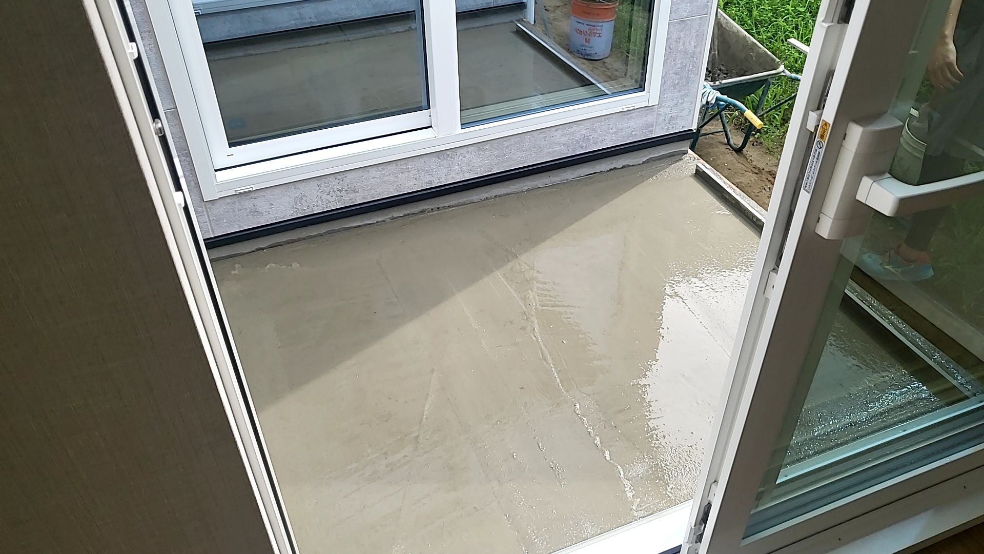 坪庭部分の床モルタル仕上げの様子です。