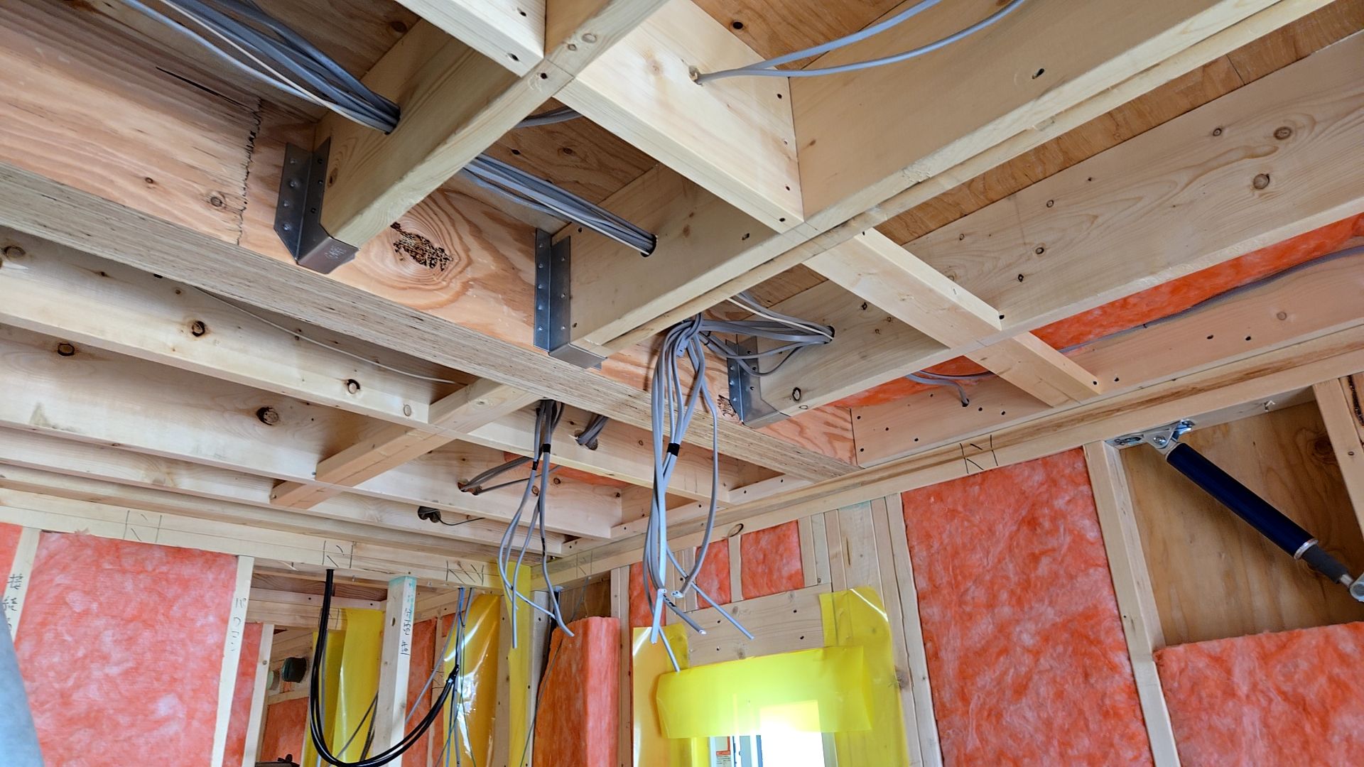 配線工事が行われている様子です。