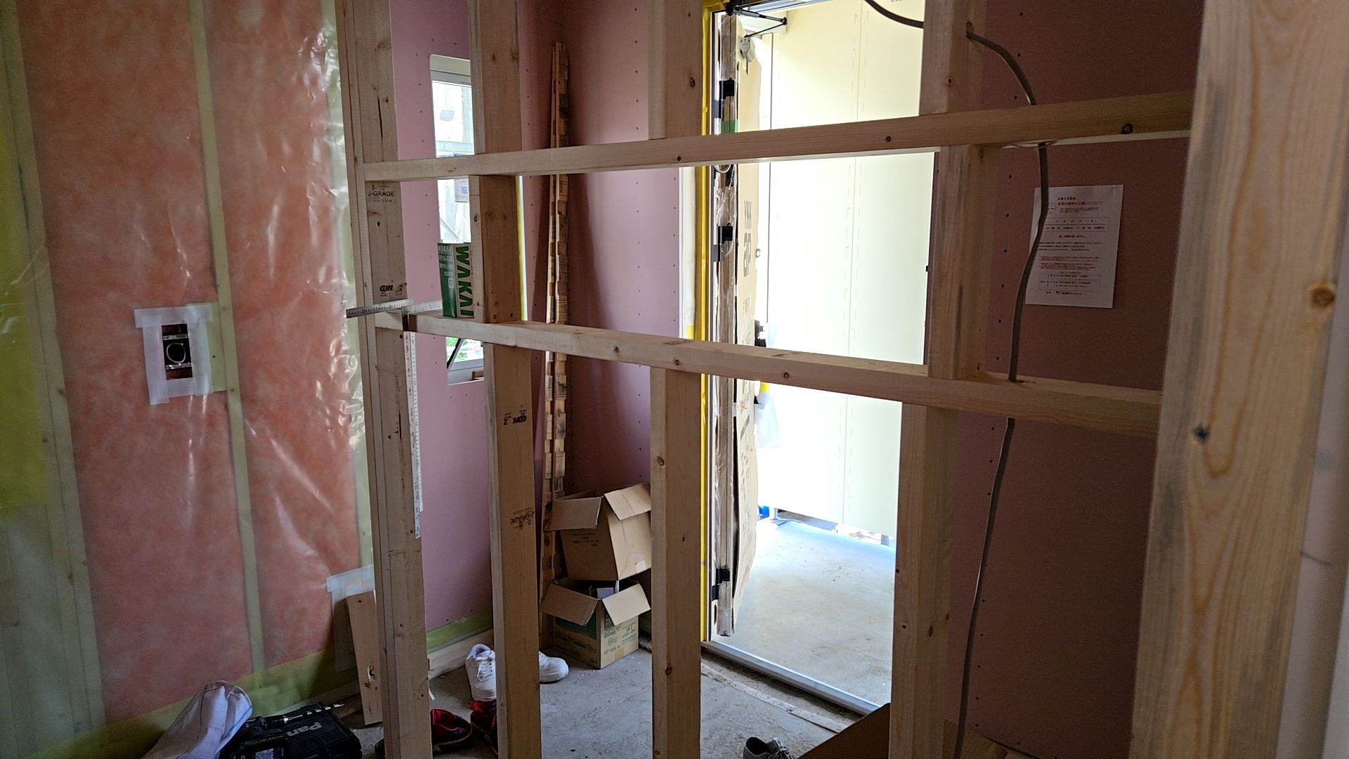 図面を確認し、下地を入れております。