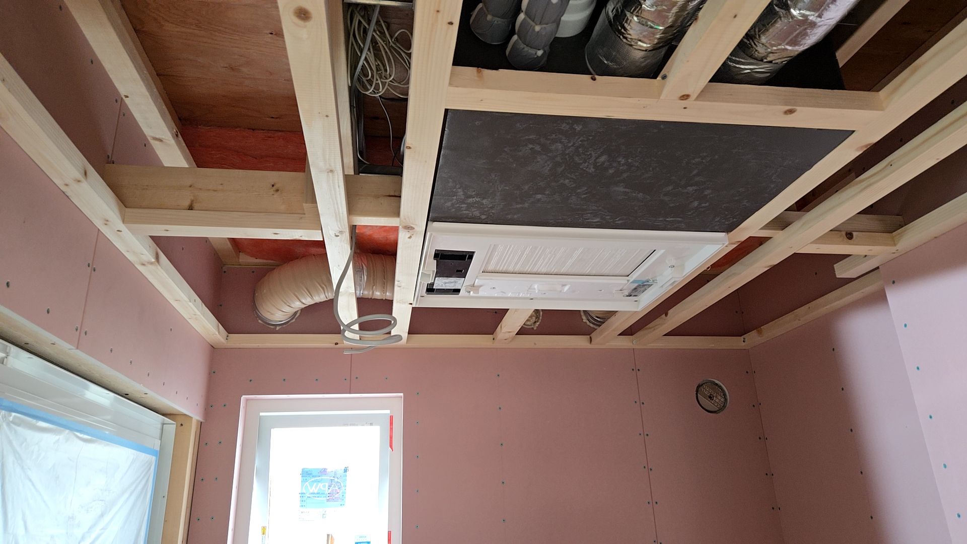 下地造作工事が進められている様子です。