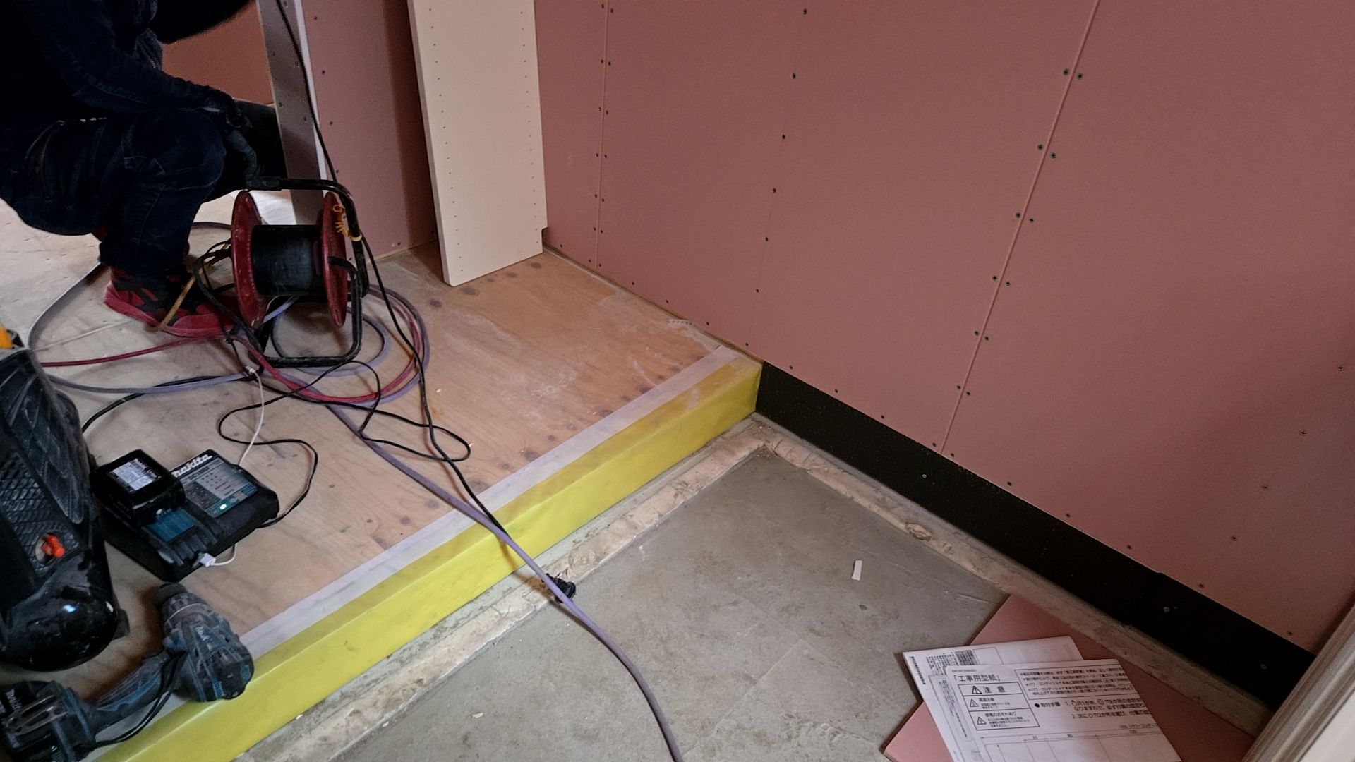 棚板造作工事の原寸を打合せしている様子です。