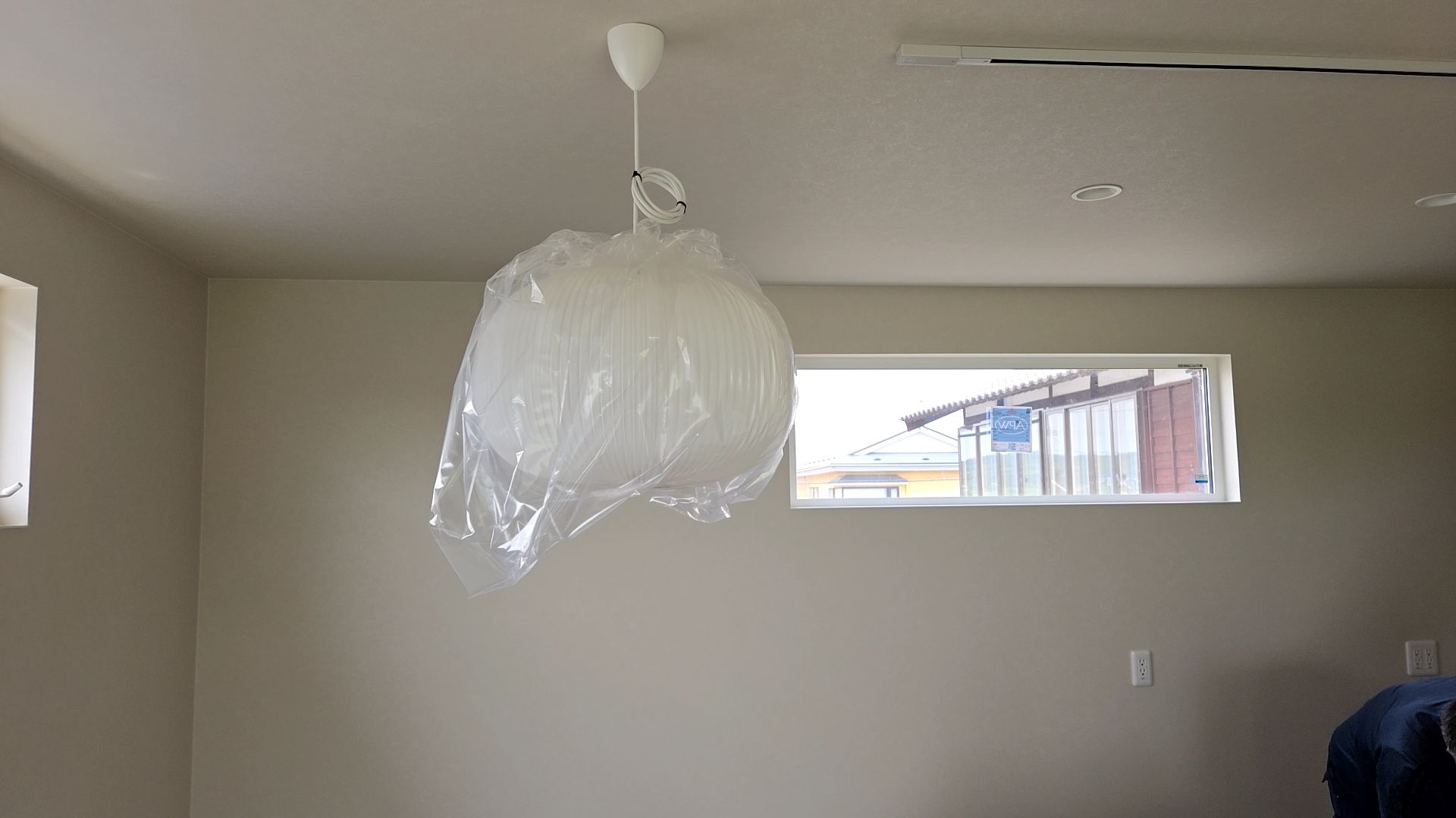 昨日、電気業者による照明器具が取り付けられた様子です。