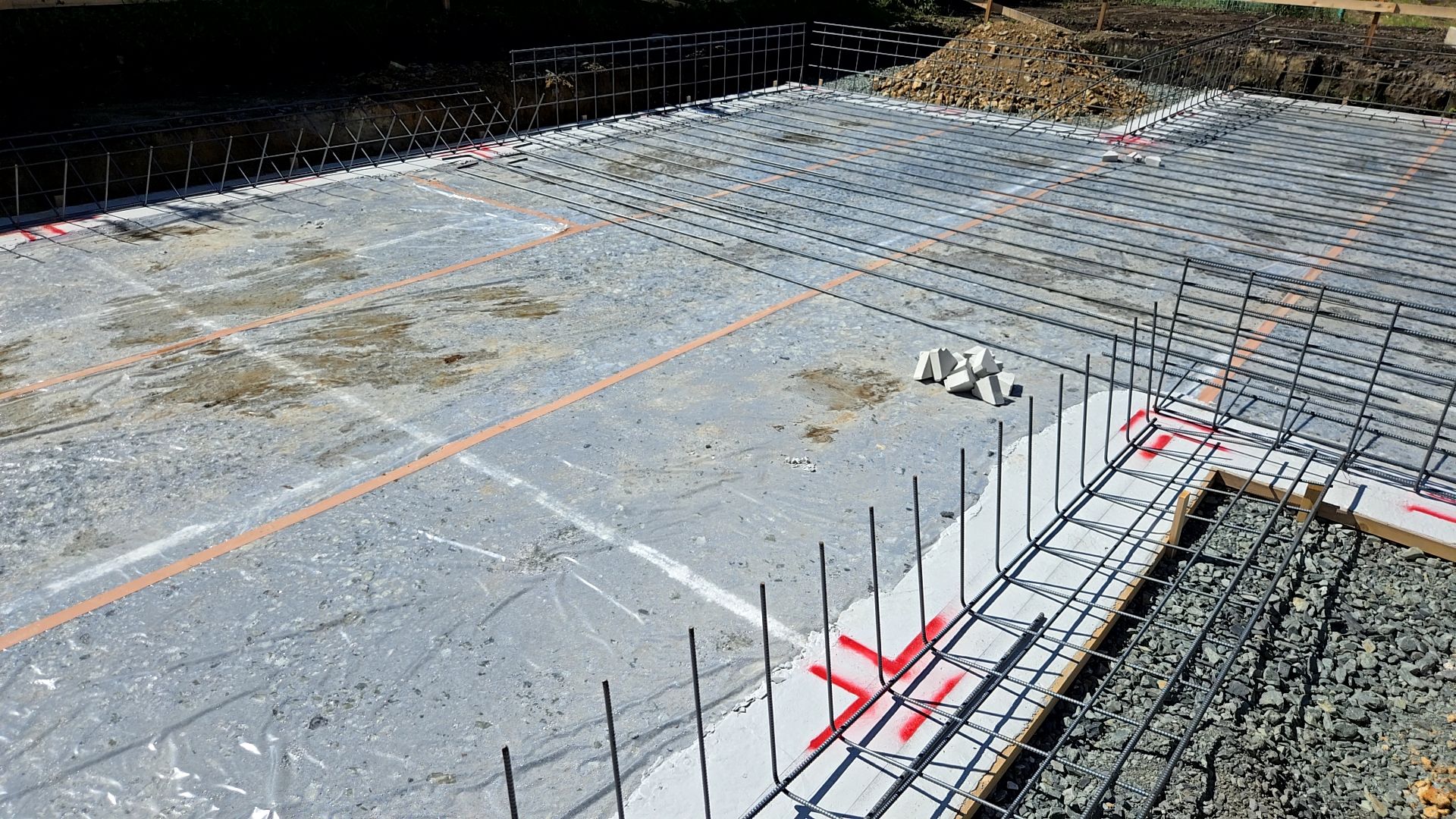 図面・仕様を確認し、配筋していきます。