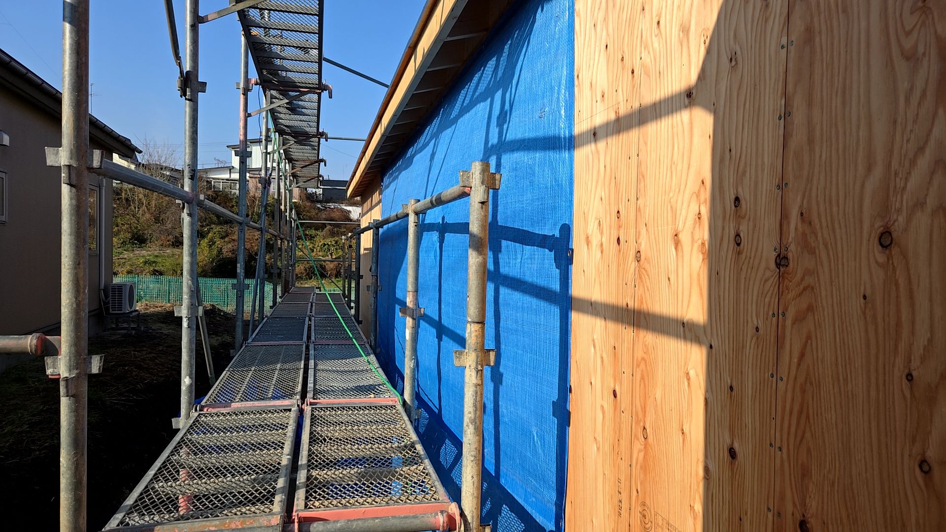 引き続き、壁合板貼りが行われております。