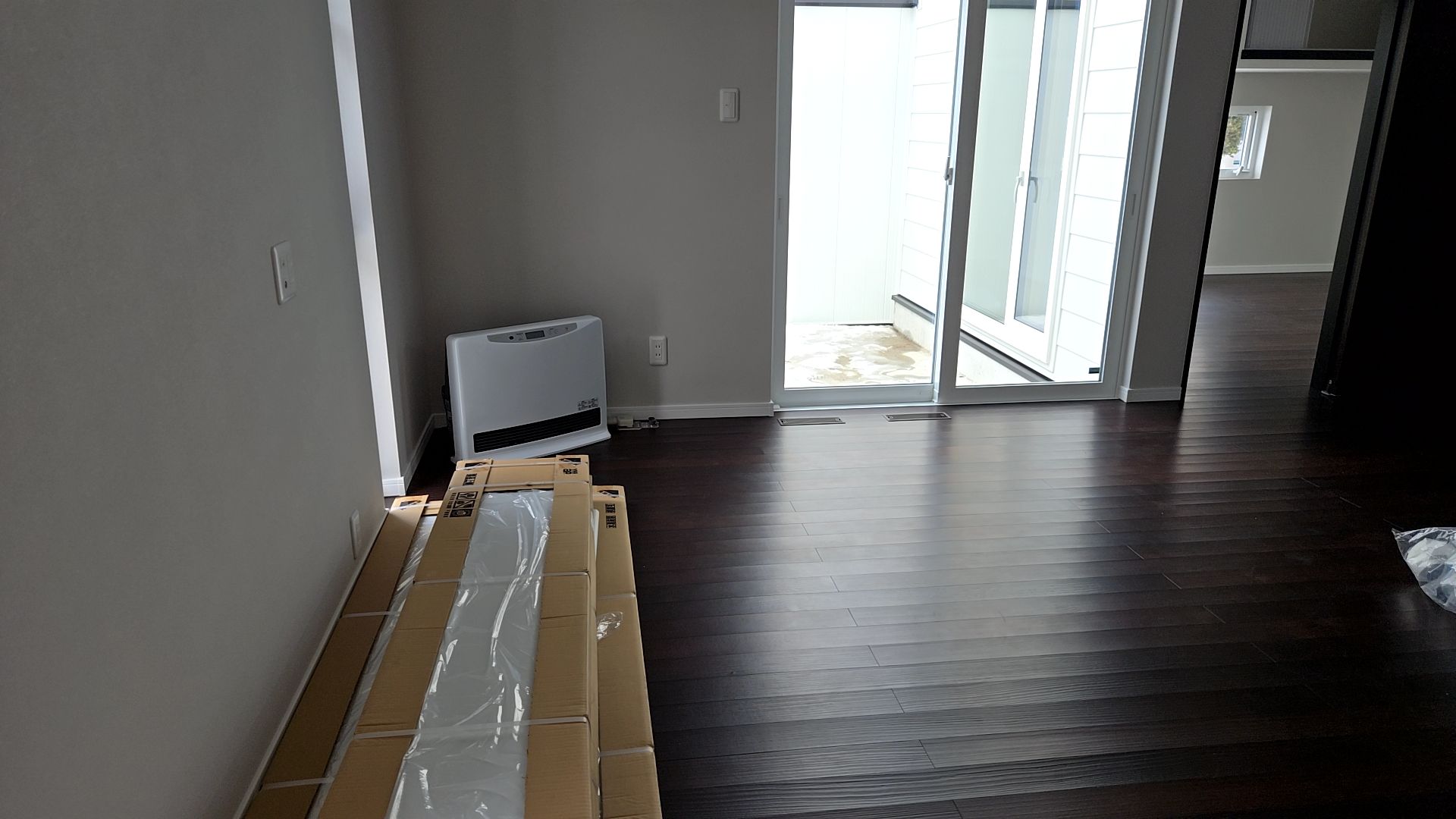 サッシ業者による網戸の取り付けが行われました。