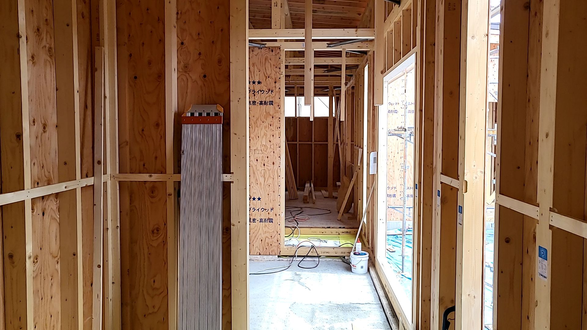 壁合板張りや開口部の下地造作工事が行われている様子です。
