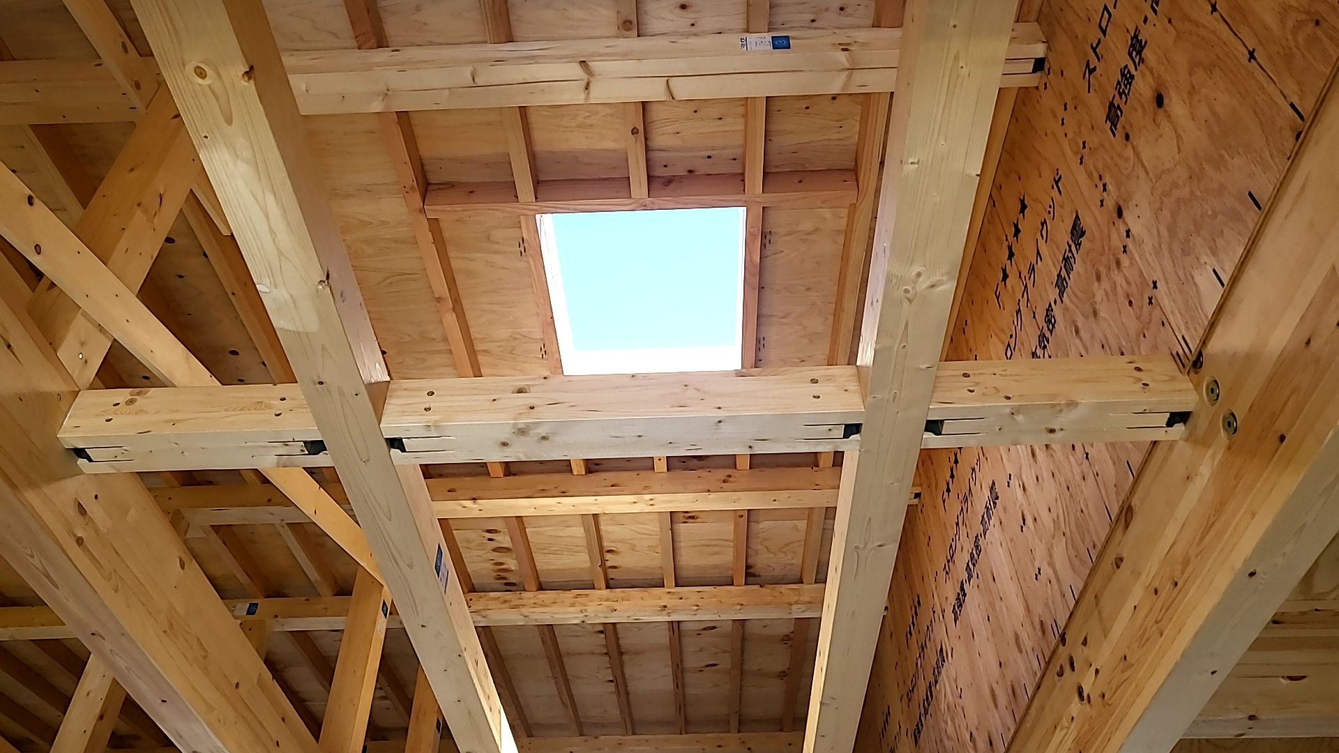 これからトップライトを設置していきます。